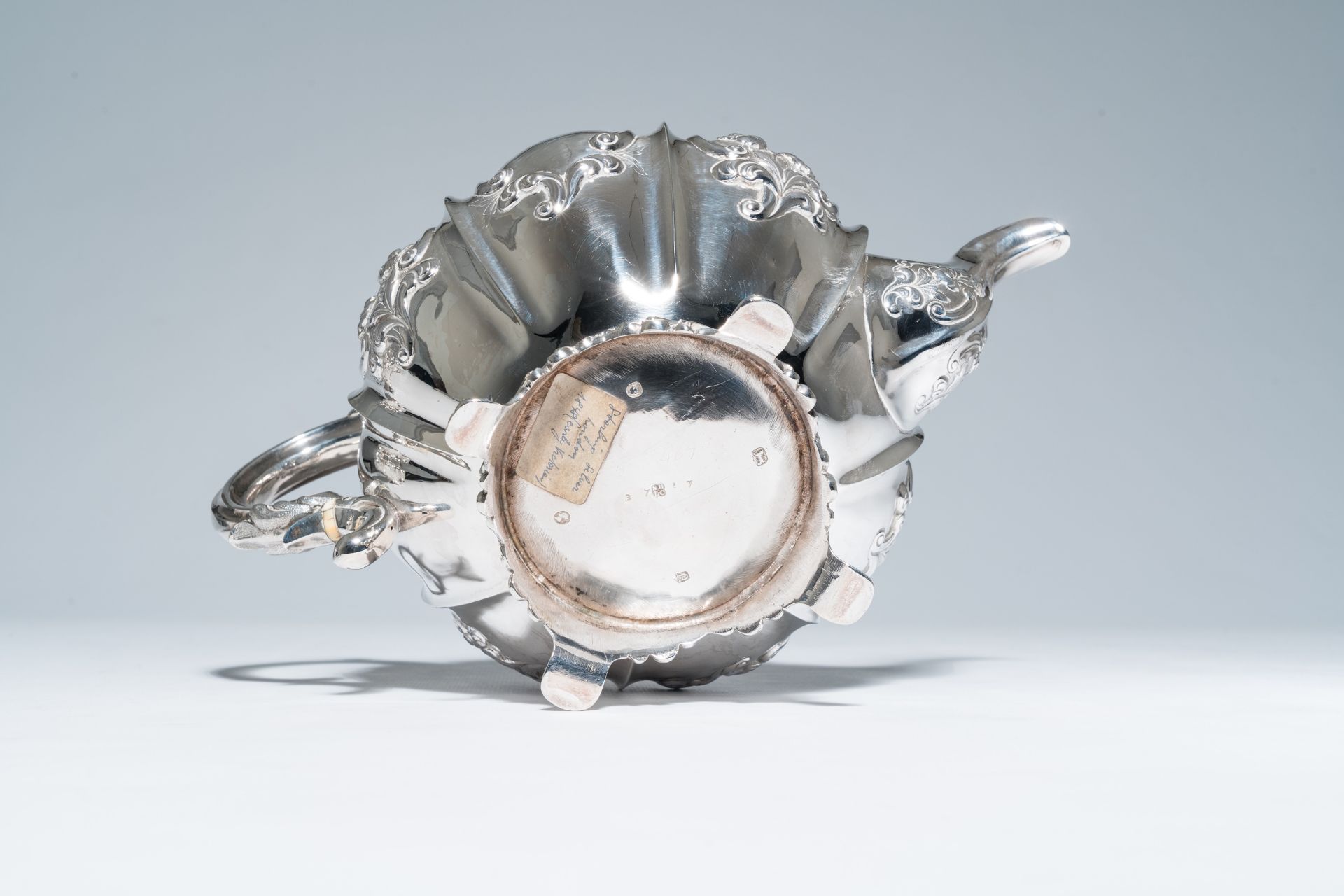 A three-piece English Victorian silver tea set with floral relief design, maker's mark Hayne and Car - Bild 10 aus 10