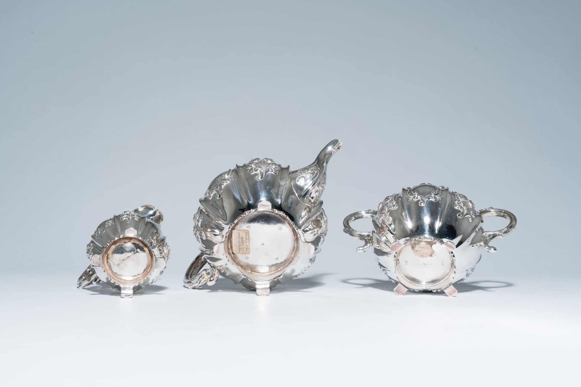 A three-piece English Victorian silver tea set with floral relief design, maker's mark Hayne and Car - Bild 7 aus 10