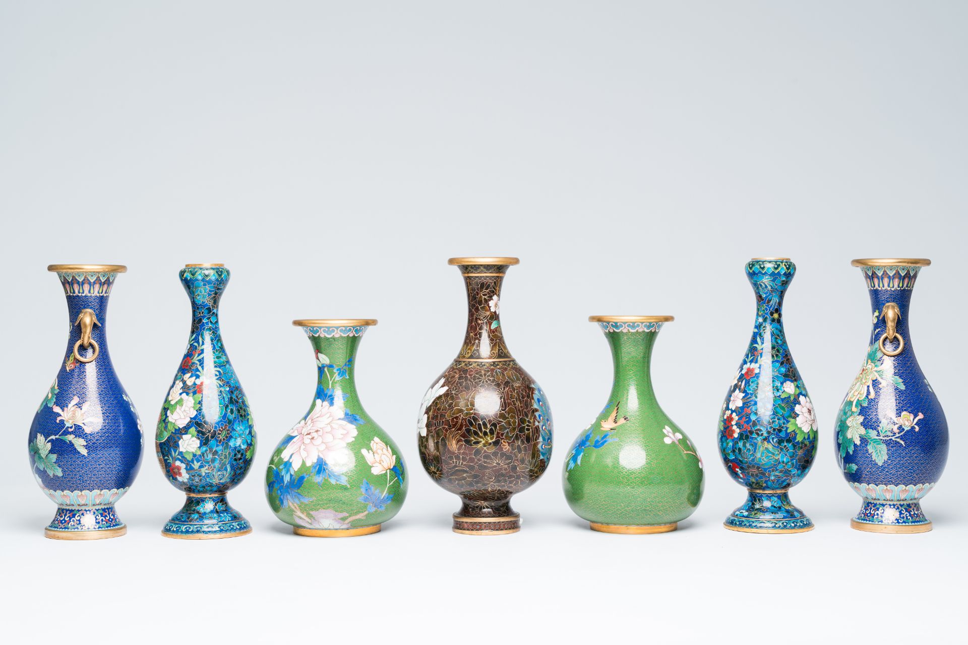 Three pairs of Chinese cloisonne vases with floral design and a 'proud peacock' vase, 20th C. - Image 3 of 9