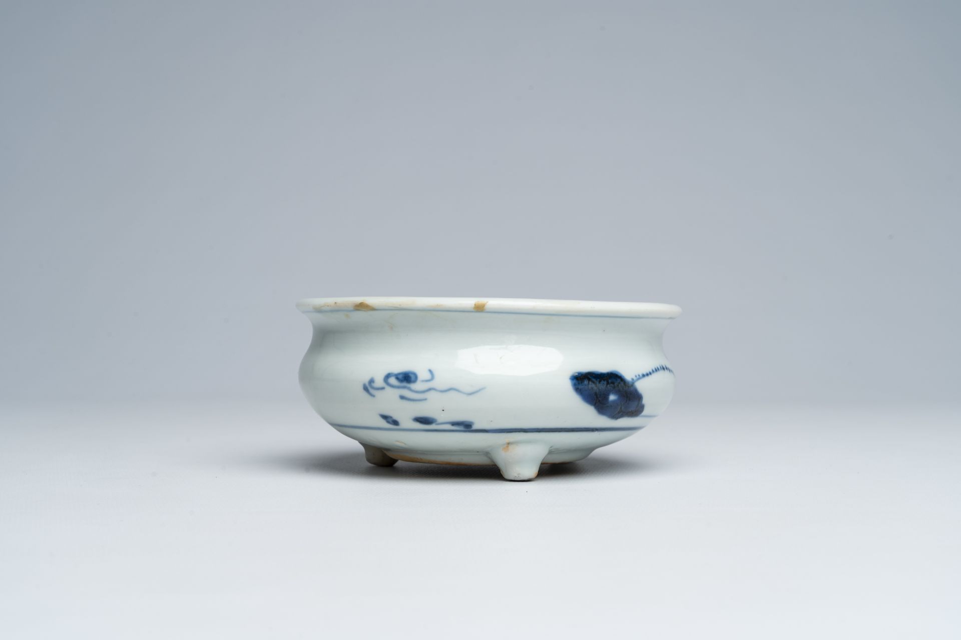 A Chinese blue and white tripod censer with floral design, Qing - Image 4 of 7
