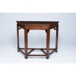 A Chinese wood wall console, 19th/20th C.