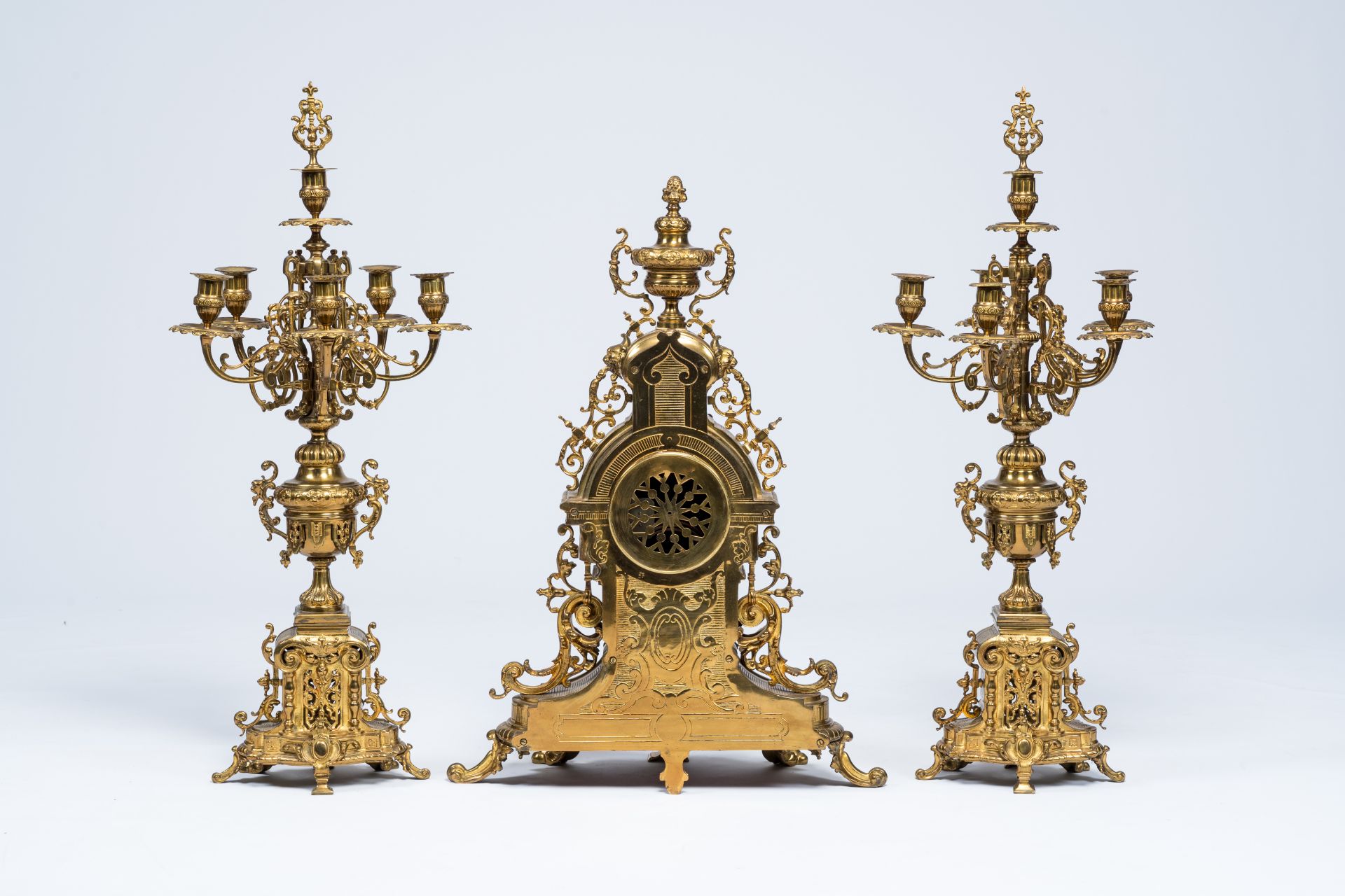 A large Belgian-French Baroque revival gilt brass three-piece clock garniture, late 19th C. - Bild 2 aus 8