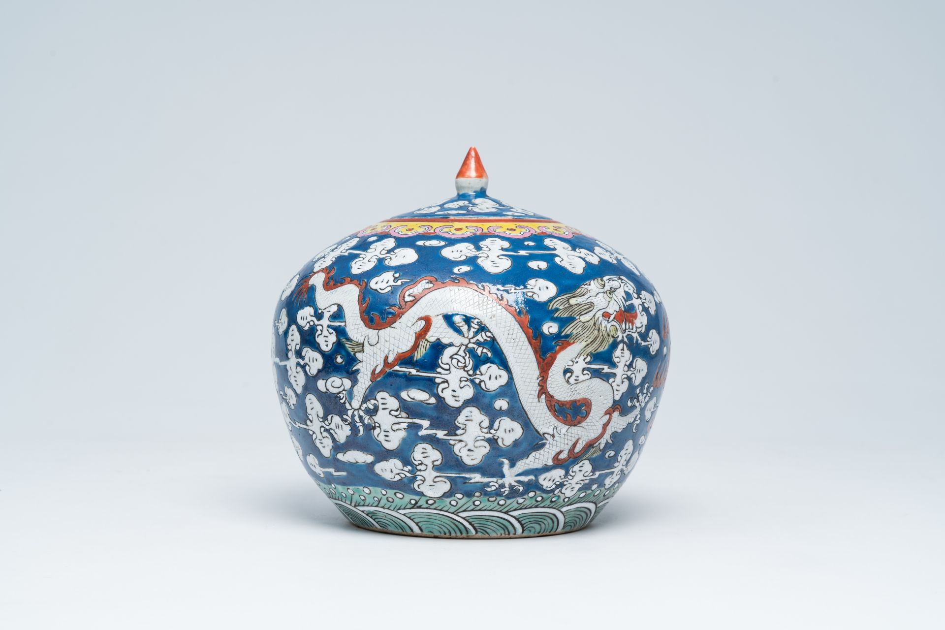 A Chinese blue and white 'dragons chasing the pearl' ginger jar, 19th C. - Image 5 of 7