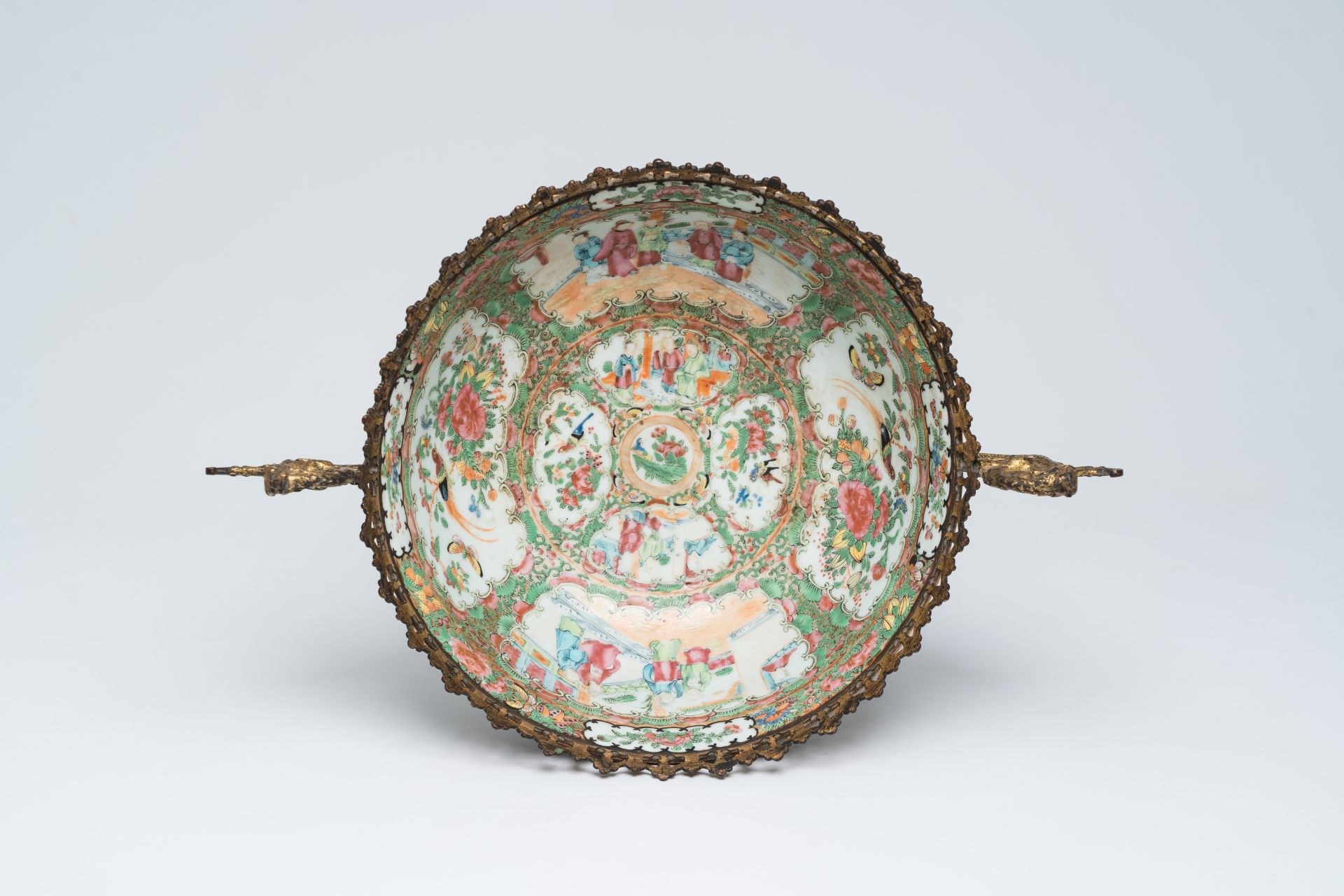 A Chinese Canton famille rose gilt mounted bowl with palace scenes, 19th C. - Image 2 of 7