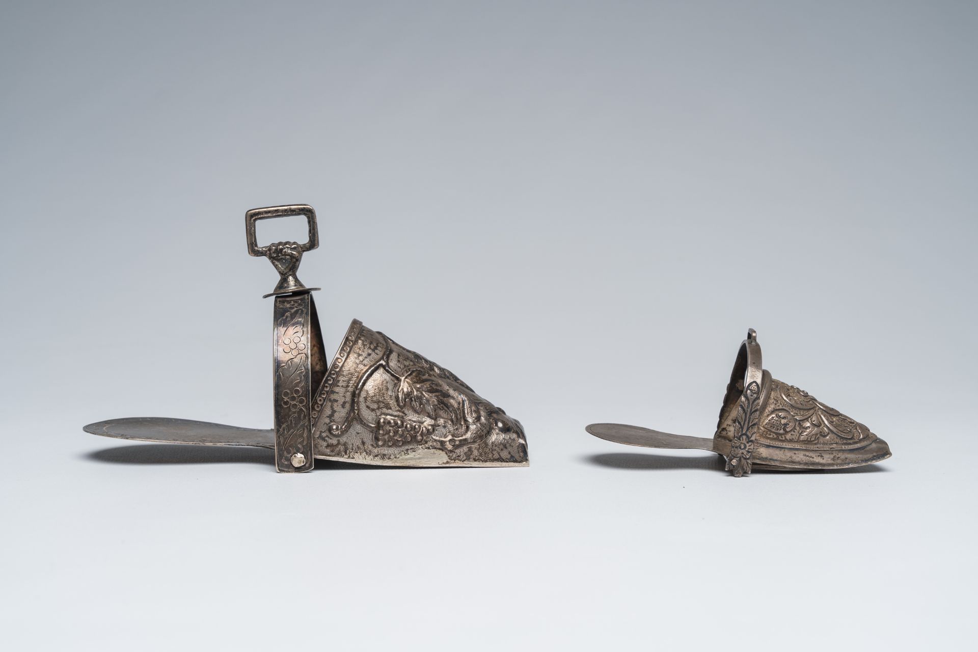 Two Peruvian silver stirrups with floral design, 925/000, 20th C. - Image 4 of 8