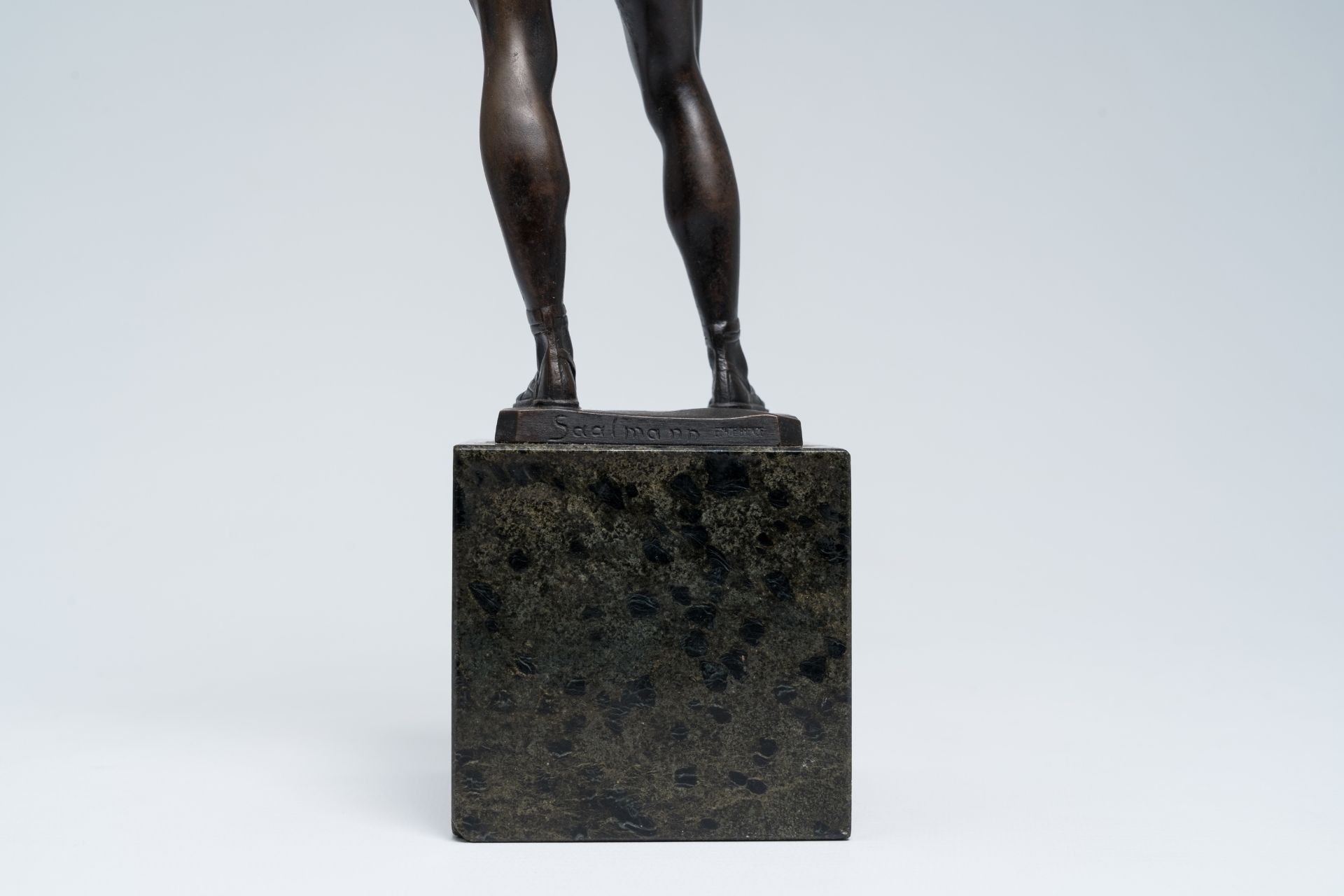 Erich Saalmann (act. 1918-1932): The autopilot, patinated bronze on a marble base - Image 8 of 8