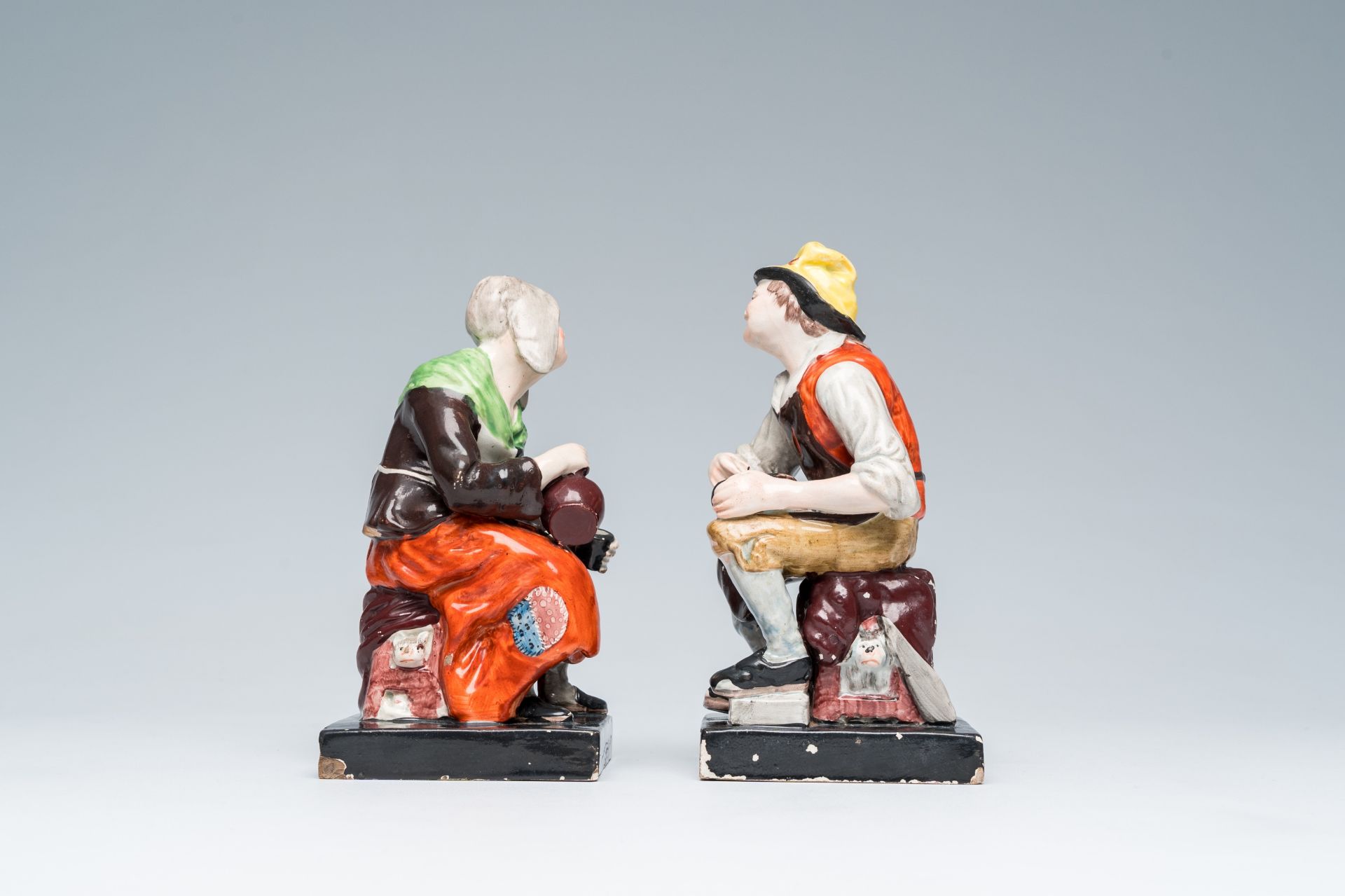 A pair of English Staffordshire 'Jobson and Nell' polychrome pottery figures, probably workshop Enoc - Bild 5 aus 7