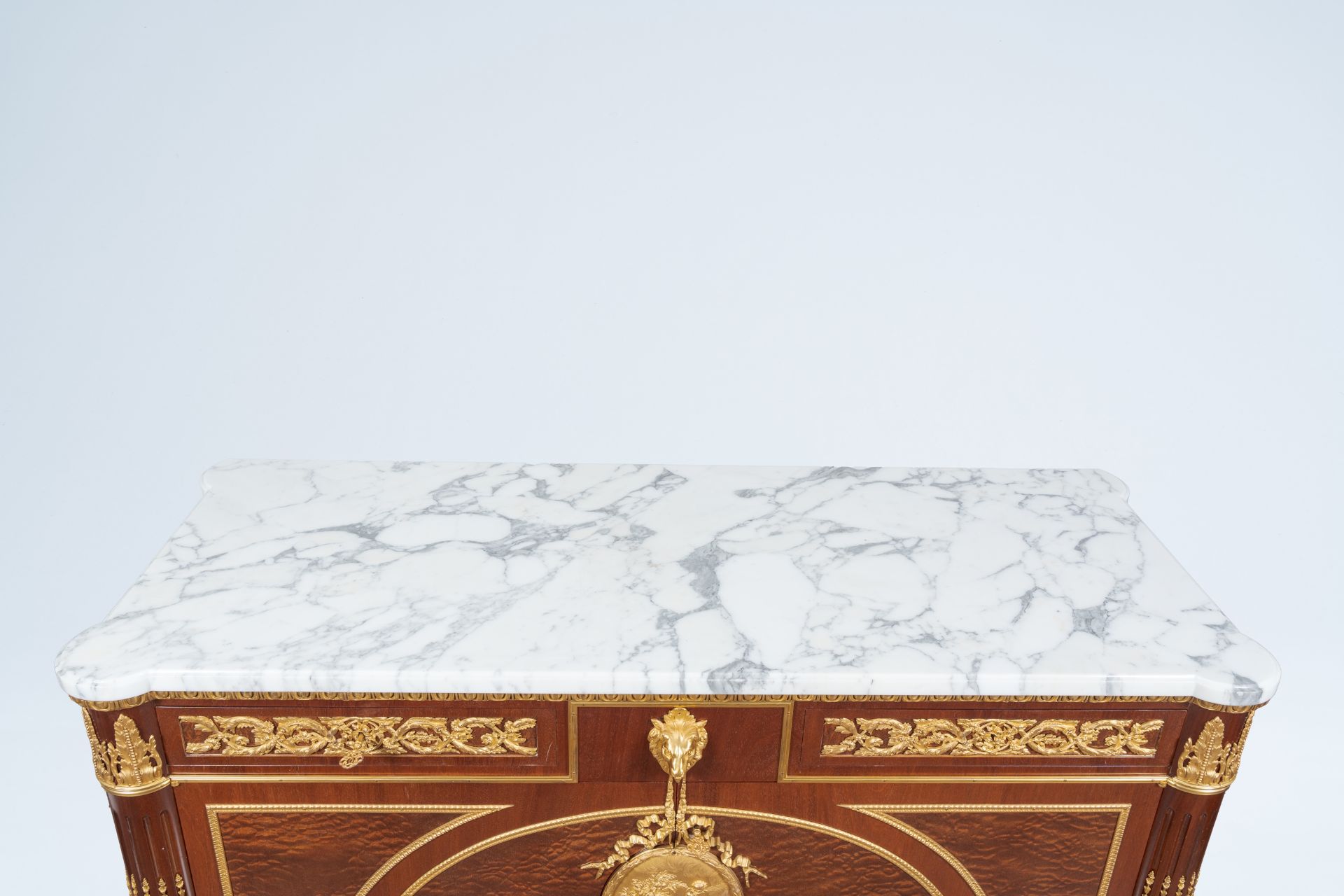 An impressive Neoclassical gilt bronze mounted wood chest of drawers with marble top, 20th C. - Image 10 of 10