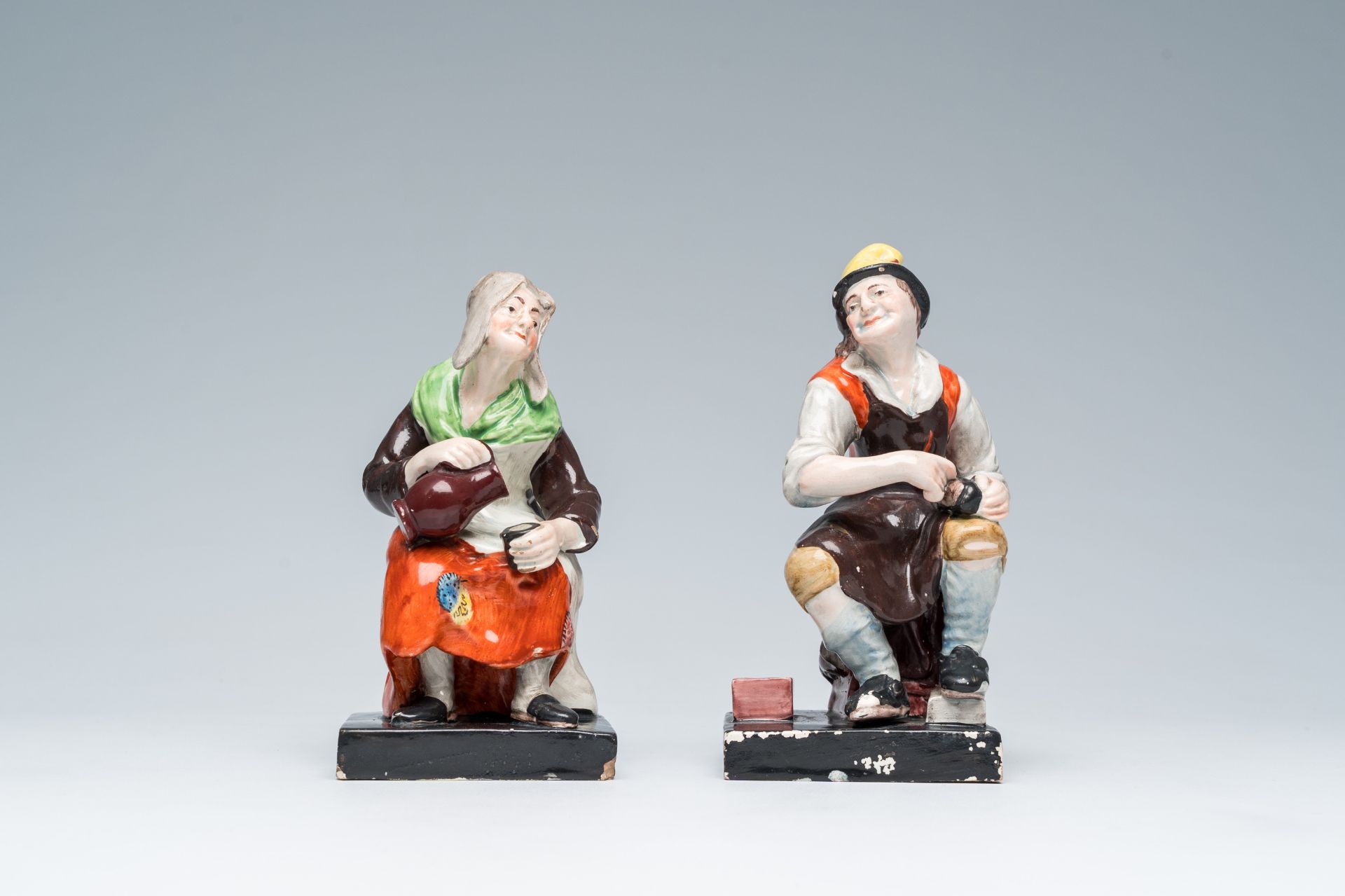 A pair of English Staffordshire 'Jobson and Nell' polychrome pottery figures, probably workshop Enoc - Bild 2 aus 7