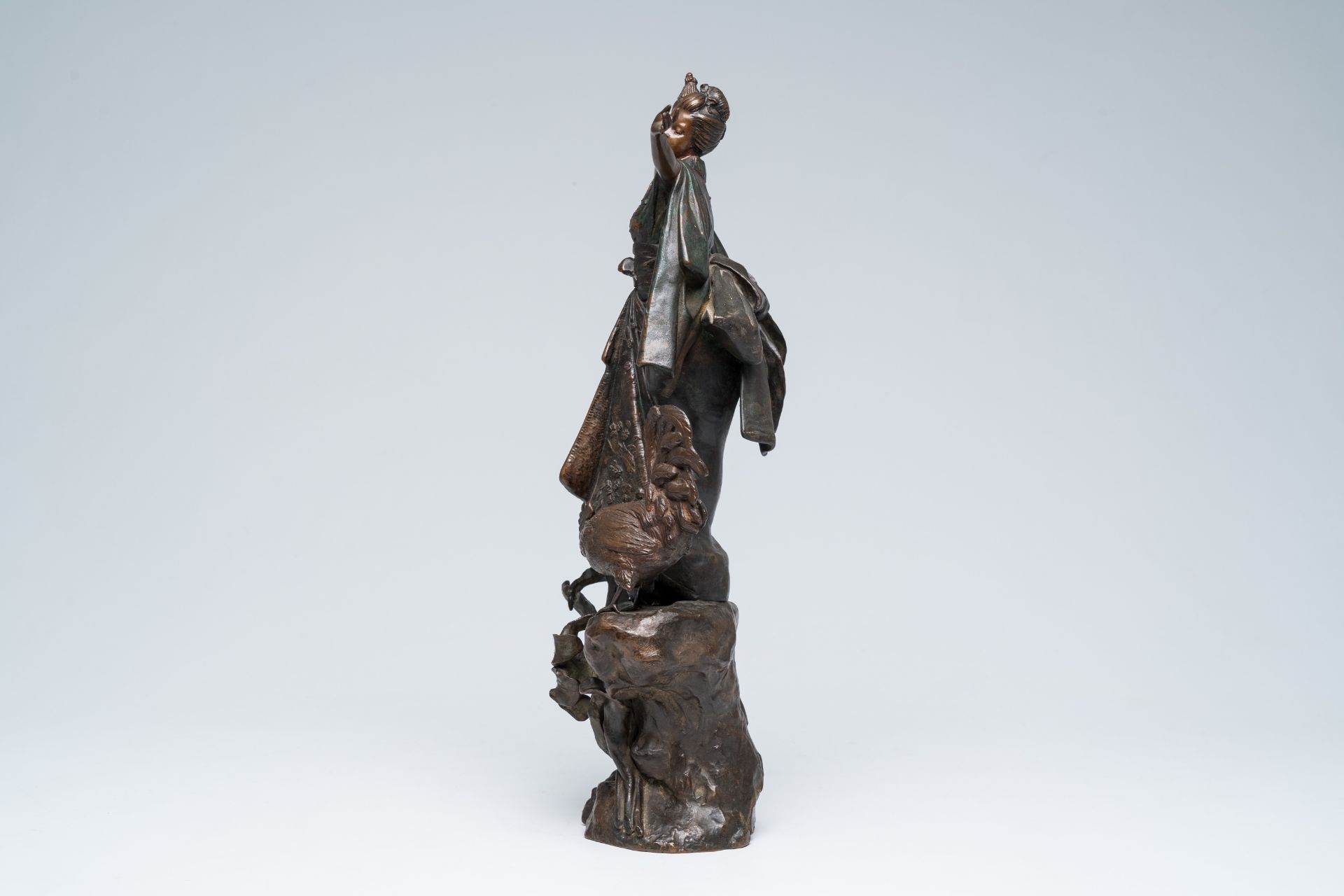 A French patinated bronze sculpture of a Japanese lady with a rooster at the reed with inlay, 20th C - Image 3 of 7