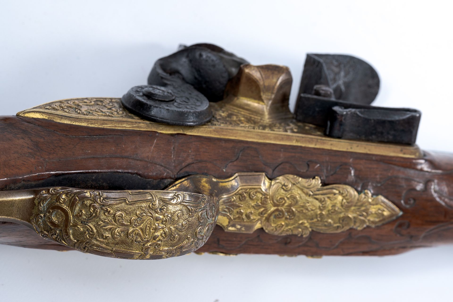 A richly worked brass mounted flint shotgun with Spanish marks, 18th C. - Image 7 of 7