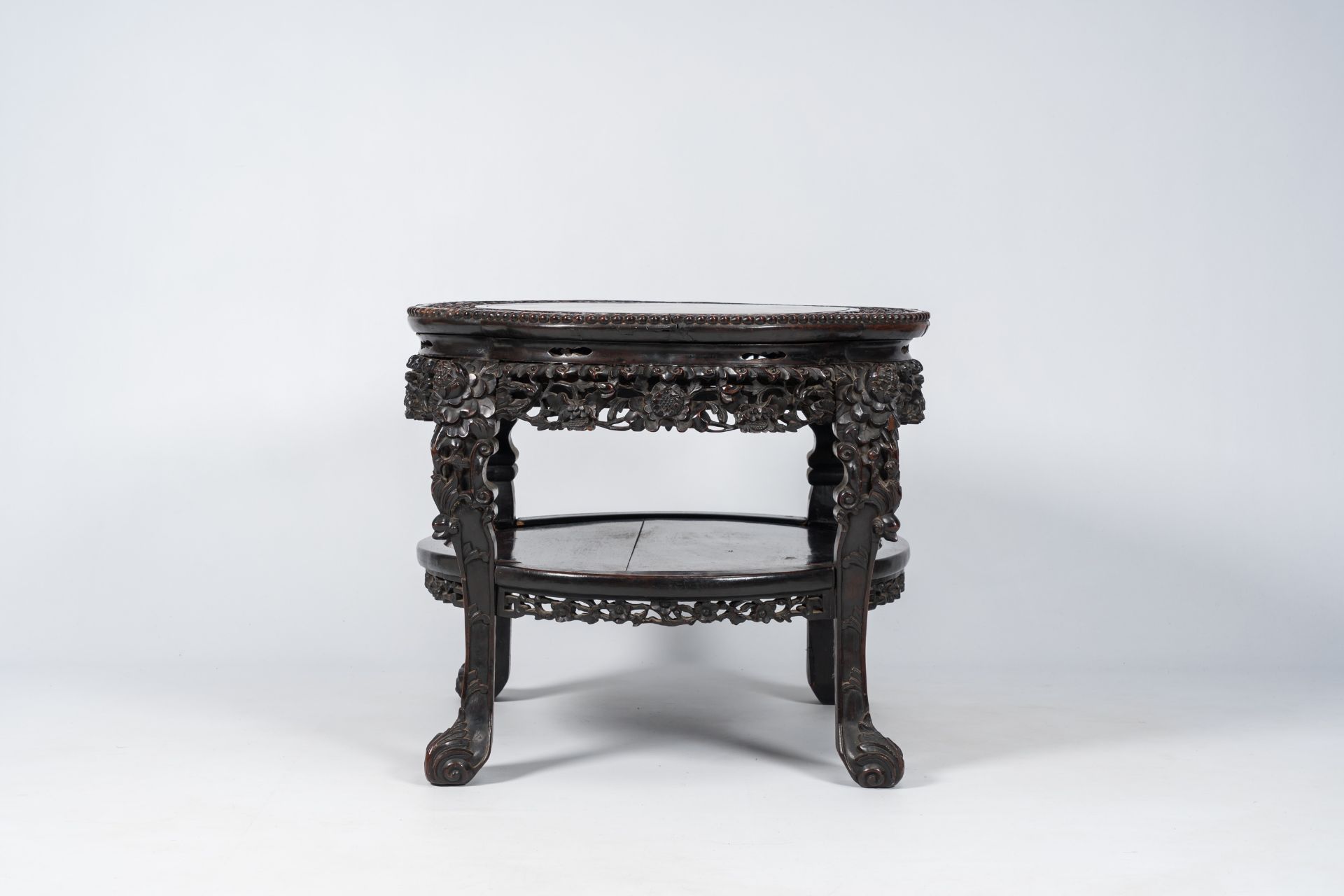 A Chinese richly carved hardwood table, 19th C. - Bild 5 aus 7