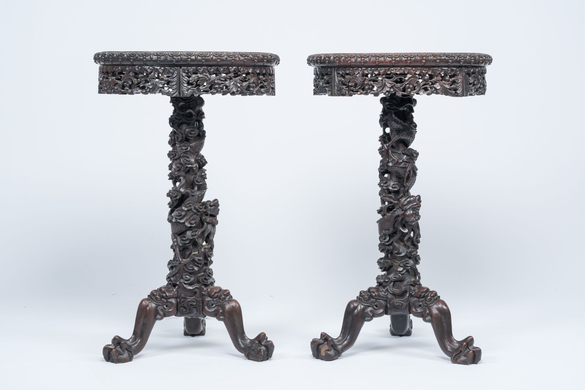 A pair of Chinese wooden side tables with round Canton famille verte plaques, 19th C. - Bild 5 aus 10