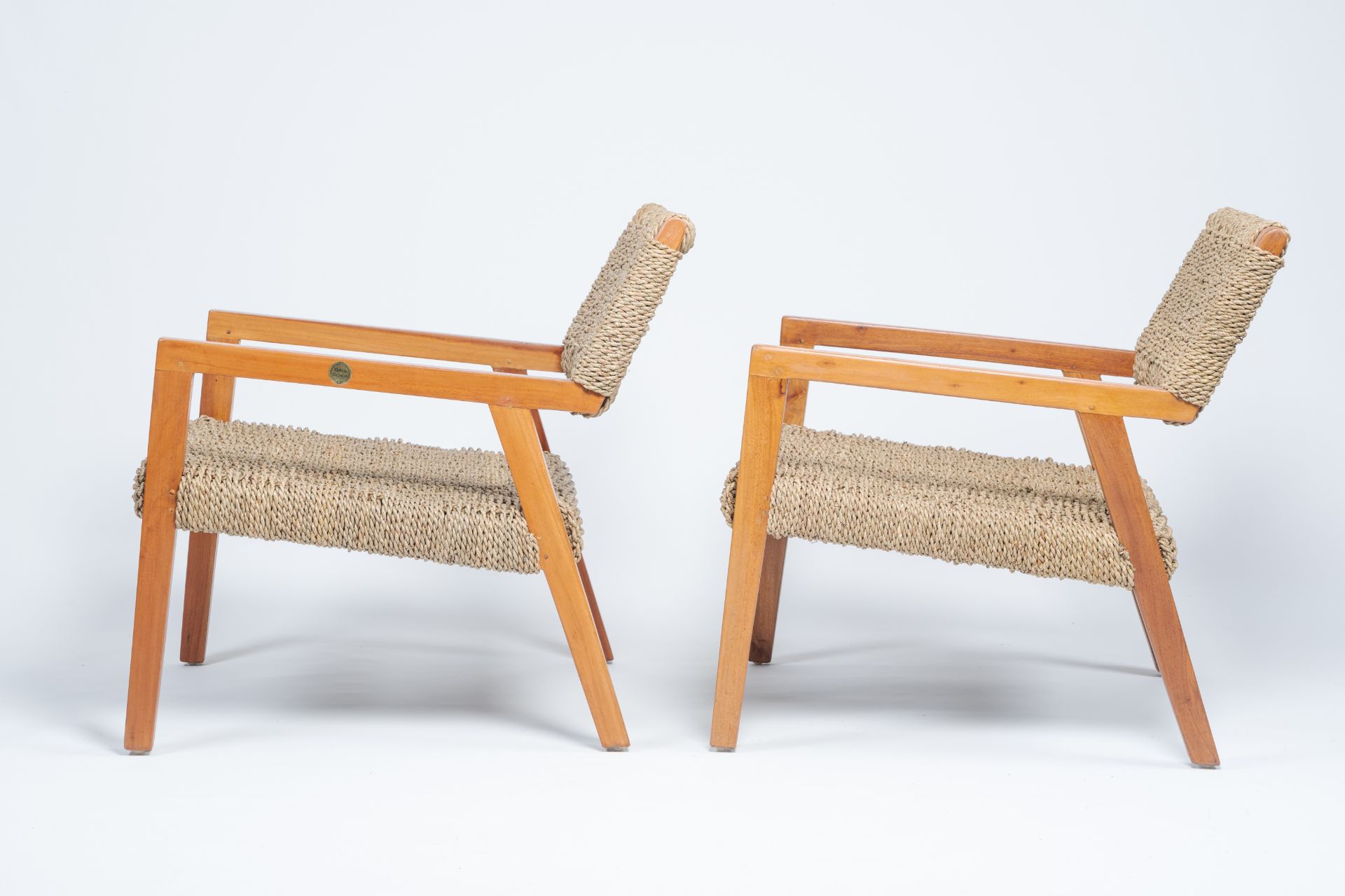 Olivier De Schrijver (1958): A pair of Boss lounge seagrass and teak armchairs, ed. 11 and 12/120, 2 - Image 5 of 10