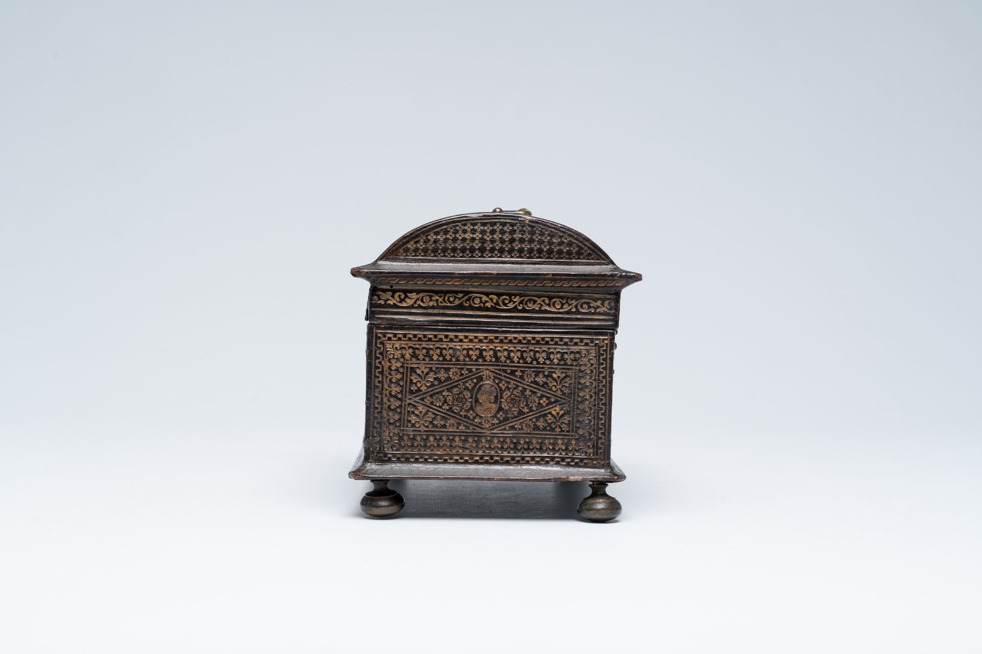 An Antwerp 'Plantijn' gilt embossed leather wood wedding chest, first third 17th C. - Bild 4 aus 8