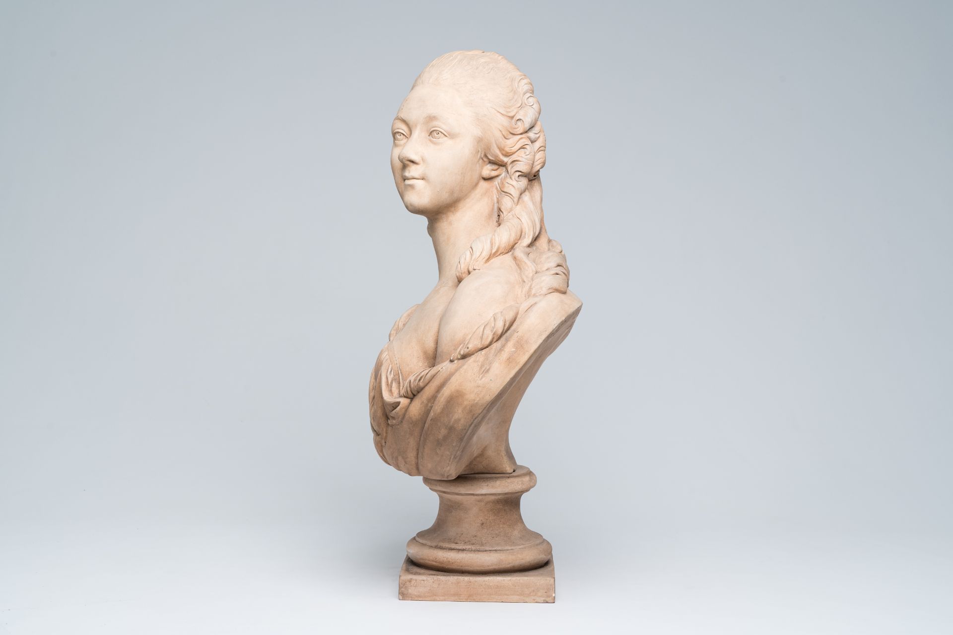 French school, follower of Augustin Pajou (1730-1809): Bust of Madame du Barry, terracotta, Sevres m - Image 3 of 7