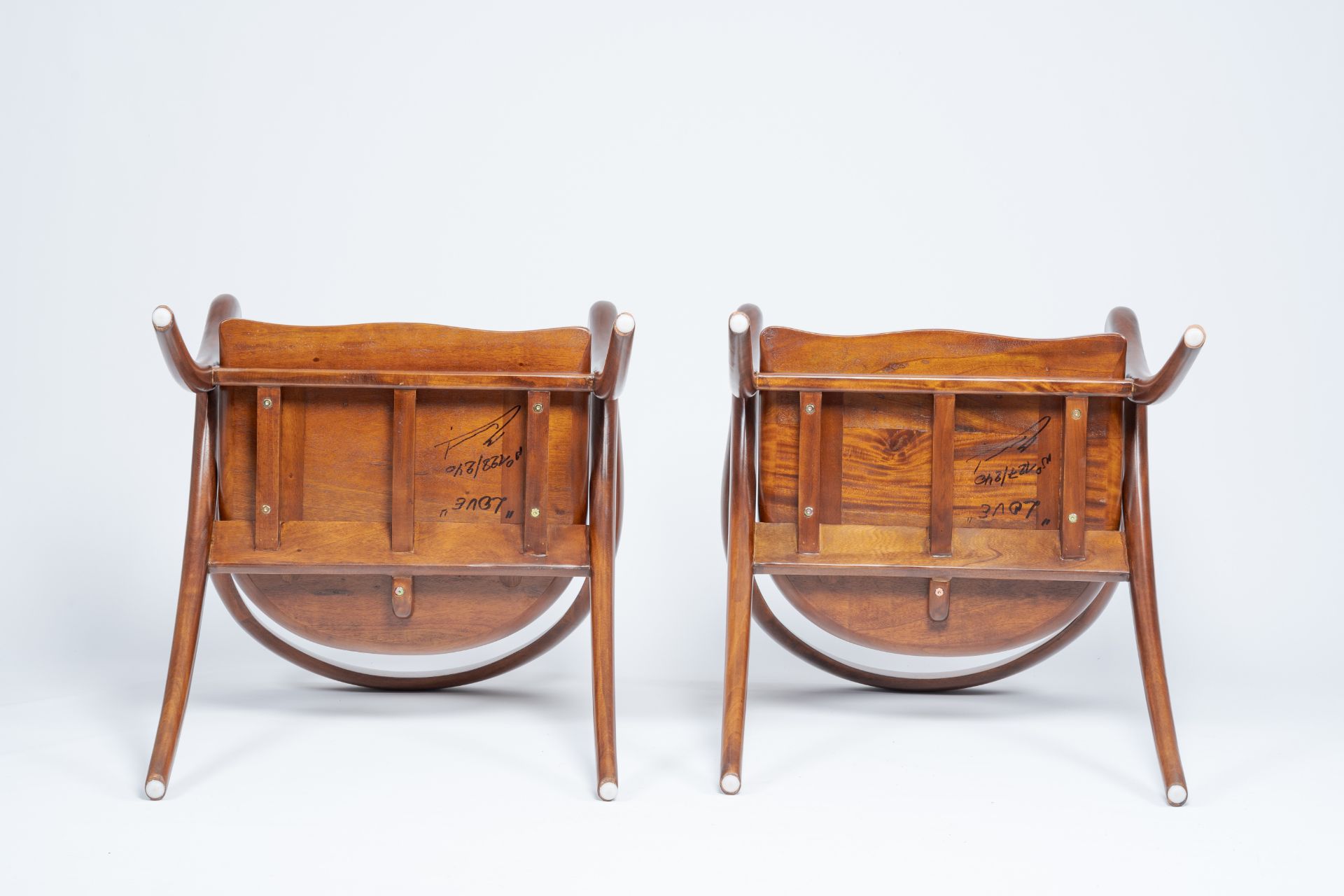 Olivier De Schrijver (1958): A pair of elegant mahogany 'Love' armchairs, ed. 127 and 128/240, 21st - Bild 7 aus 10