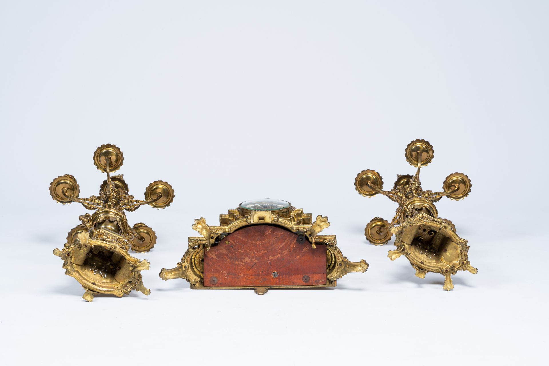 A large Belgian-French Baroque revival gilt brass three-piece clock garniture, late 19th C. - Bild 6 aus 8