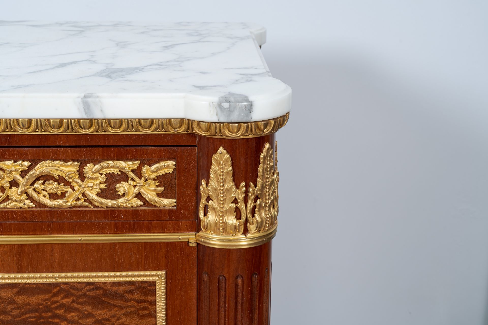An impressive Neoclassical gilt bronze mounted wood chest of drawers with marble top, 20th C. - Bild 6 aus 10