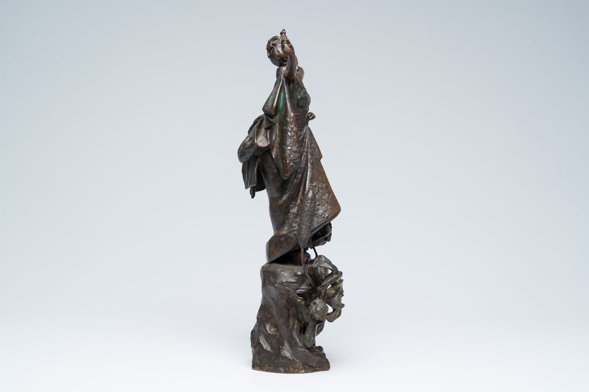 A French patinated bronze sculpture of a Japanese lady with a rooster at the reed with inlay, 20th C - Image 5 of 7