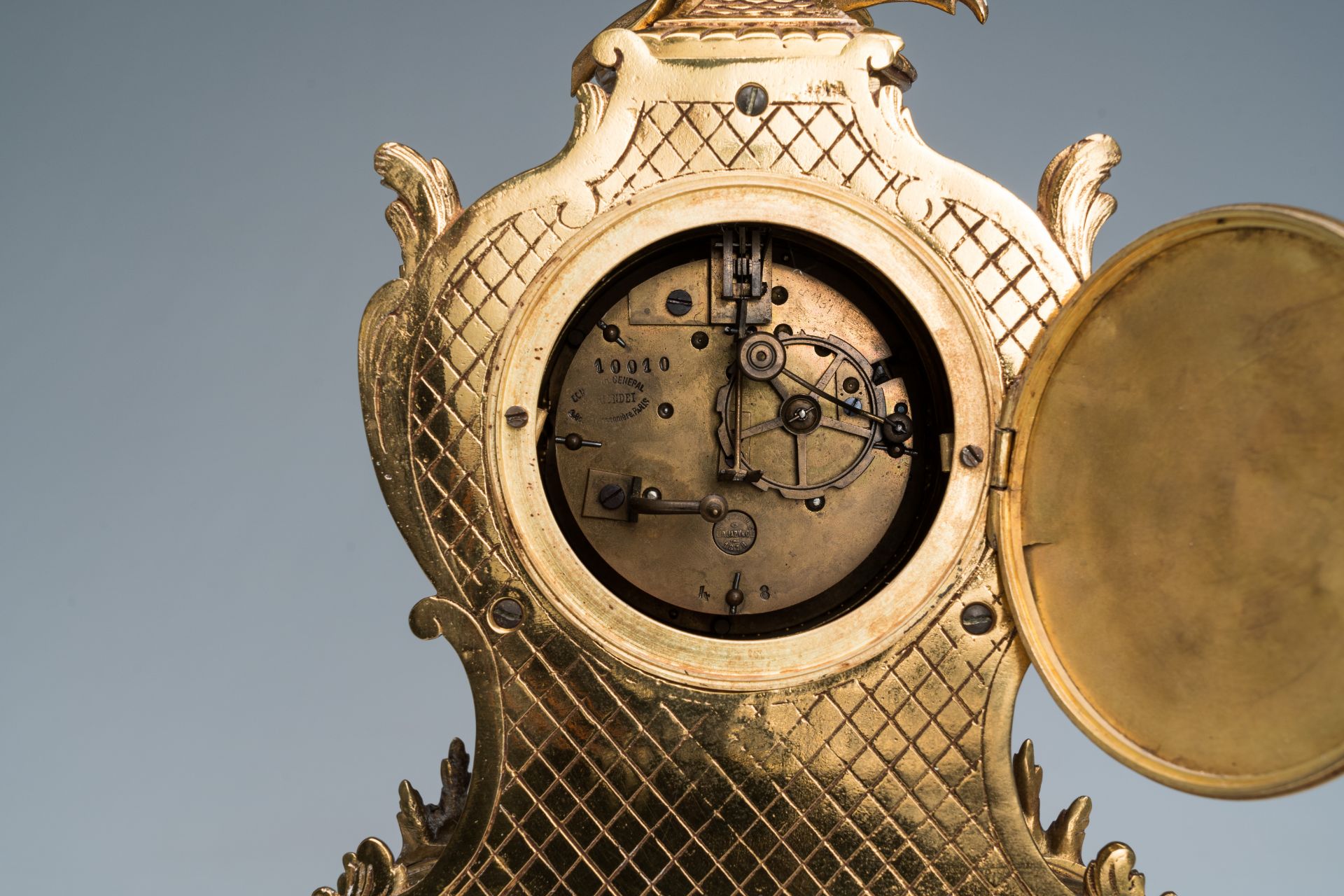 A French Louis XV style brass mantel clock and a pair of gold layered green ground Sevres style vase - Bild 7 aus 7