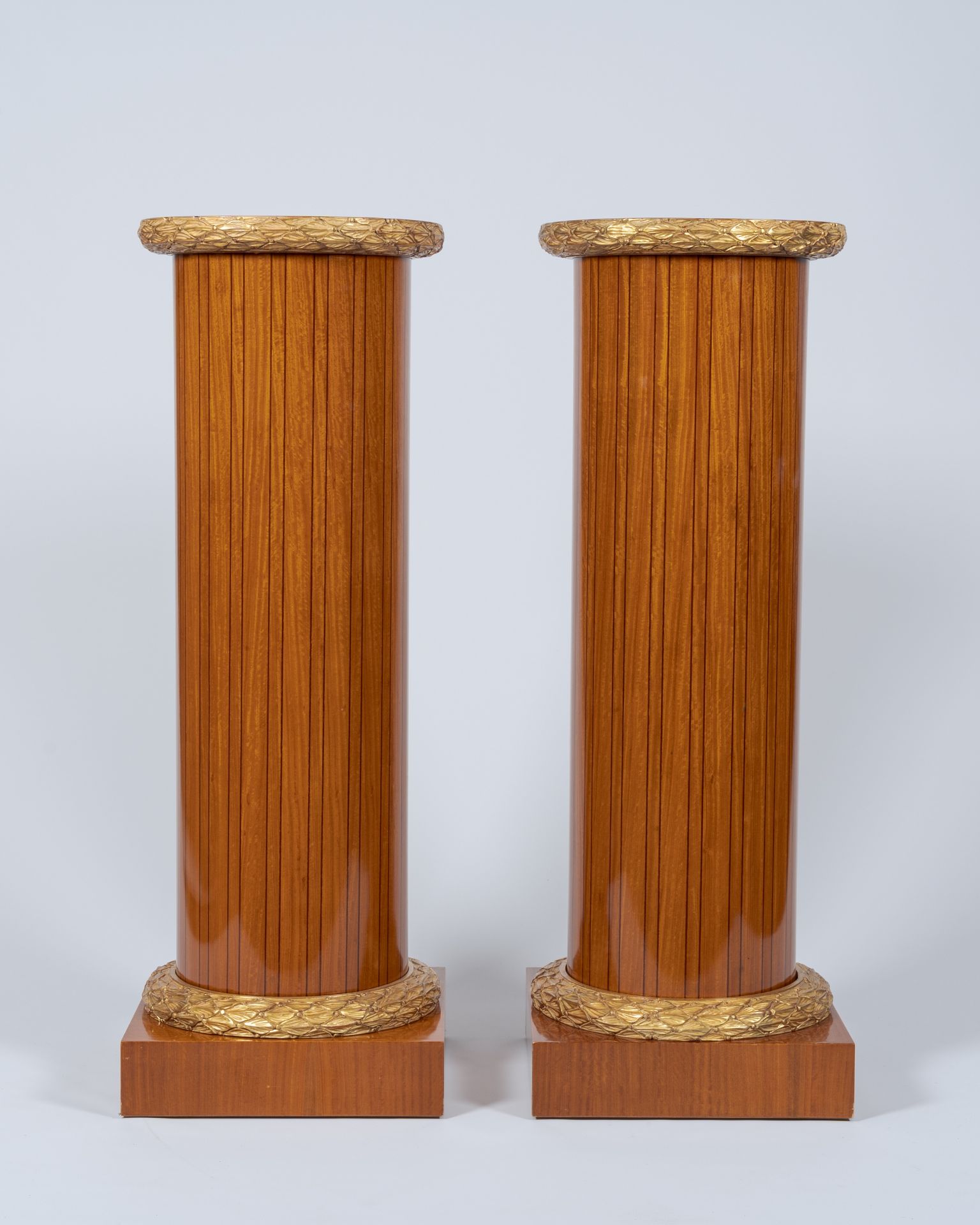 A pair of Neoclassical partly gilt wood pedestals with marquetry and floral design, 20th C. - Bild 4 aus 6
