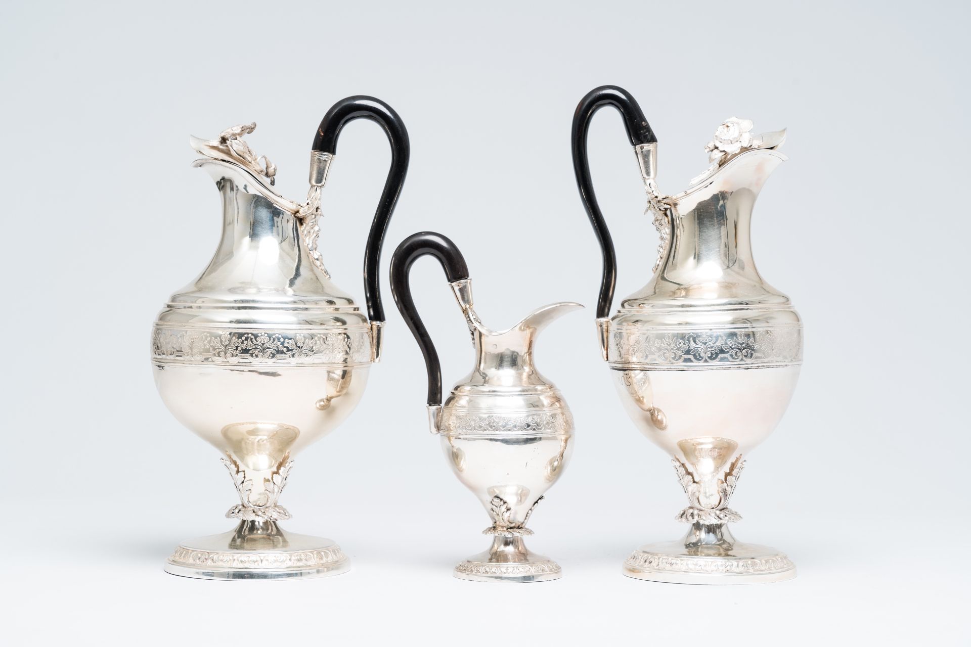 A four-piece French-Belgian silver coffee set with floral relief design, 19th/20th C. - Bild 7 aus 10