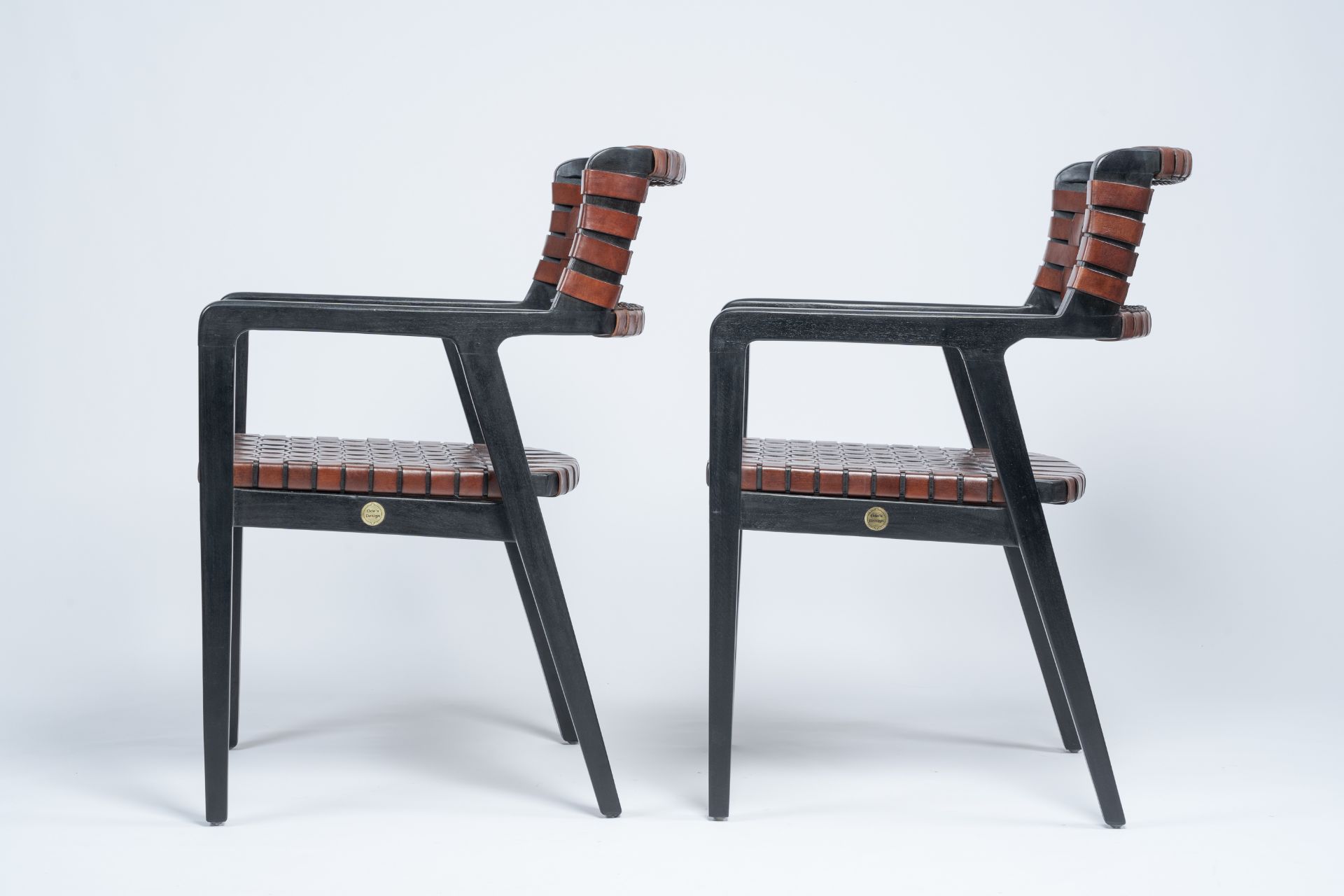 Olivier De Schrijver (1958): A pair of Brighton armchairs in double-sided brown leather and black ti - Bild 4 aus 9