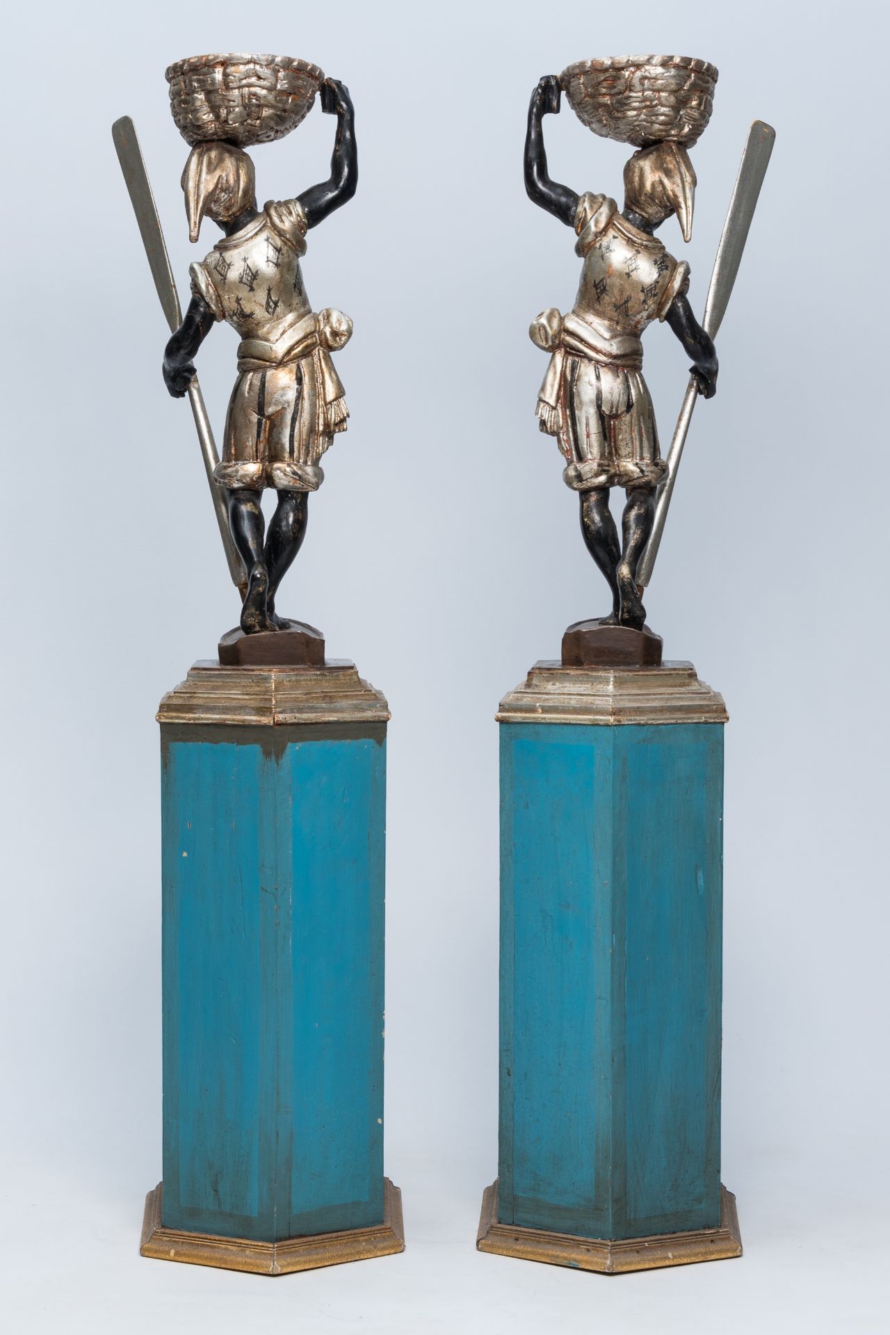 A pair of large Venetian carved and polychrome painted wood 'blackamoor' plant stands, 20th C. - Image 4 of 5