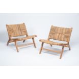 Olivier De Schrijver (1958): A pair of Los Angeles recliner chairs in wild straw and teak, ed. 133 a