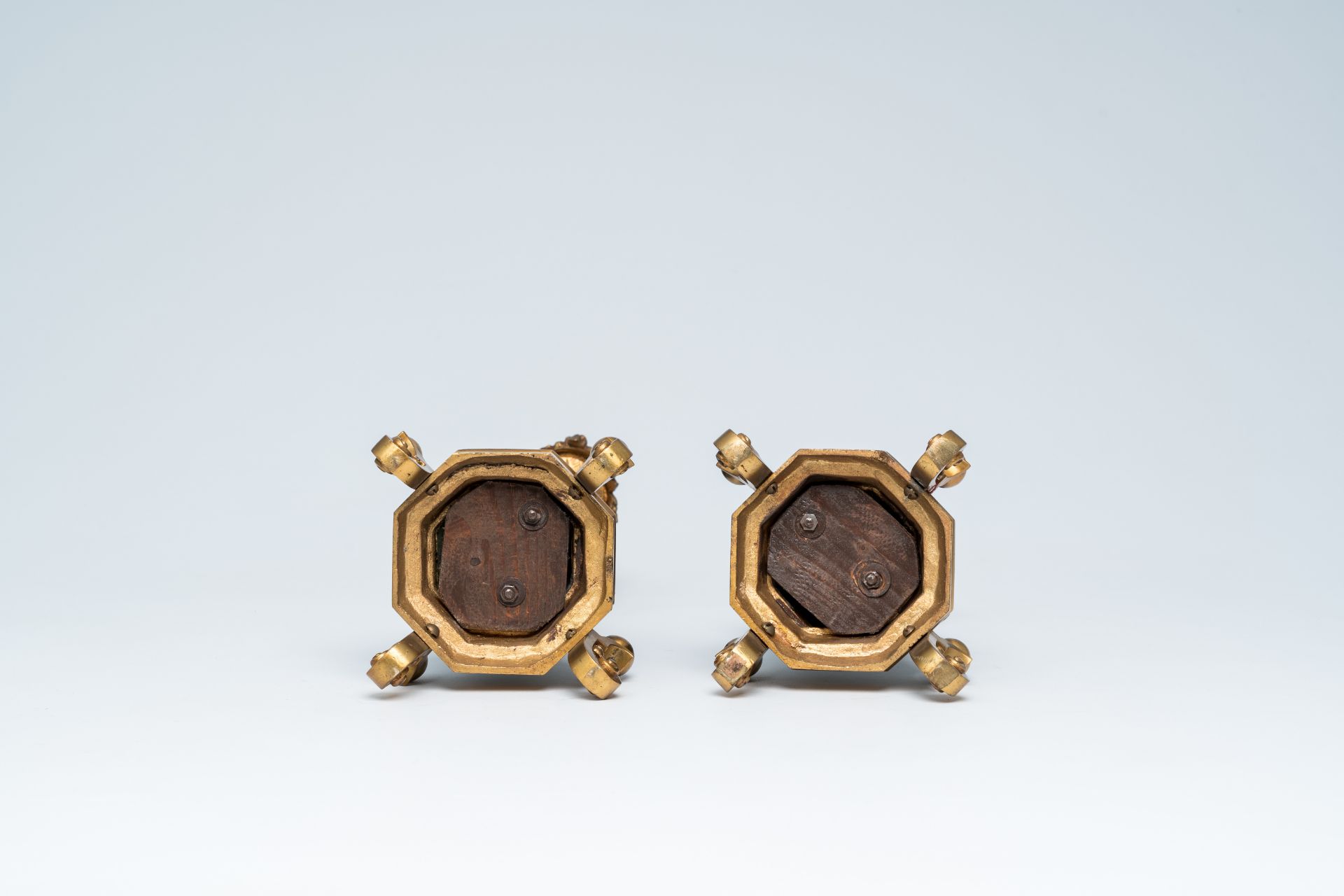 A pair of French gilt and patinated bronze candlesticks carried by putti, 19th/20th C. - Image 7 of 7