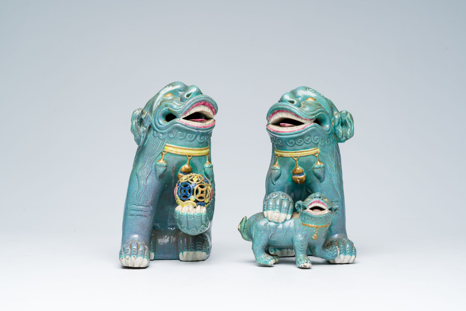 A pair of Chinese robin's egg glazed Buddhist lions, Republic, 20th C. - Bild 2 aus 8