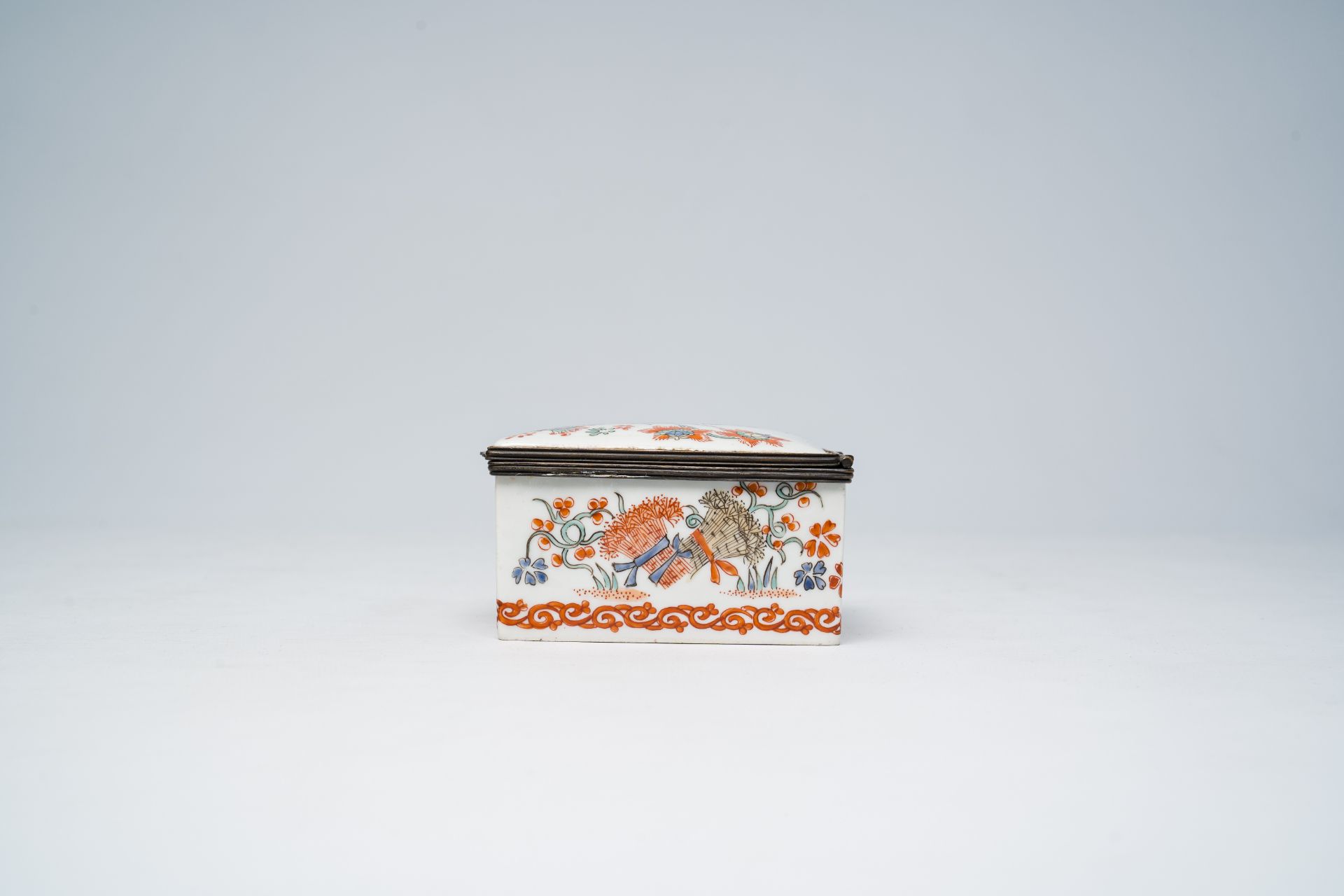 A French Samson Chantilly style box and cover with Kakiemon style floral design, Paris, 19th C. - Image 6 of 8