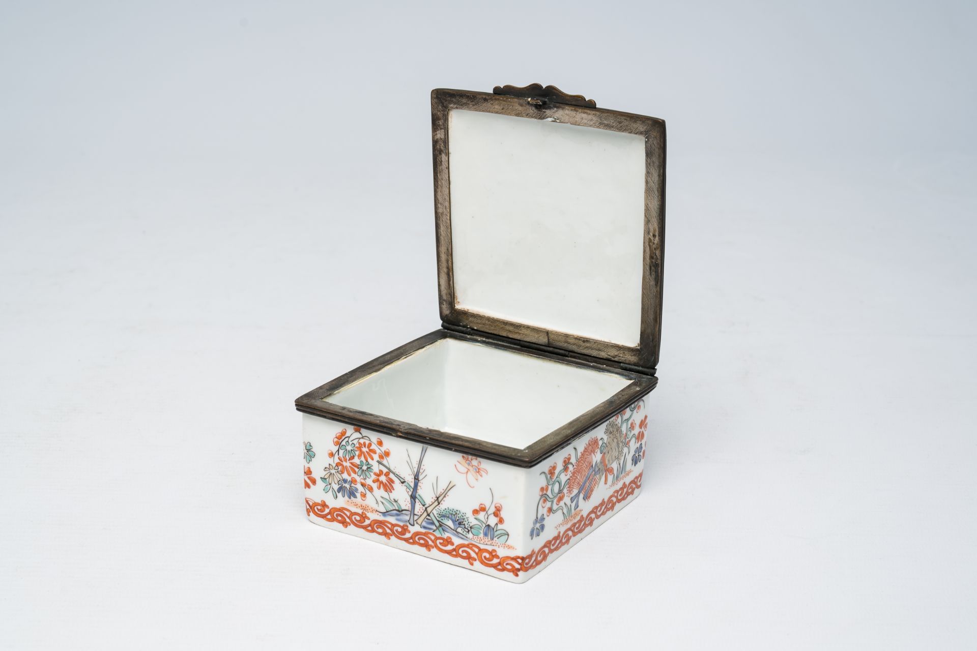 A French Samson Chantilly style box and cover with Kakiemon style floral design, Paris, 19th C. - Image 2 of 8