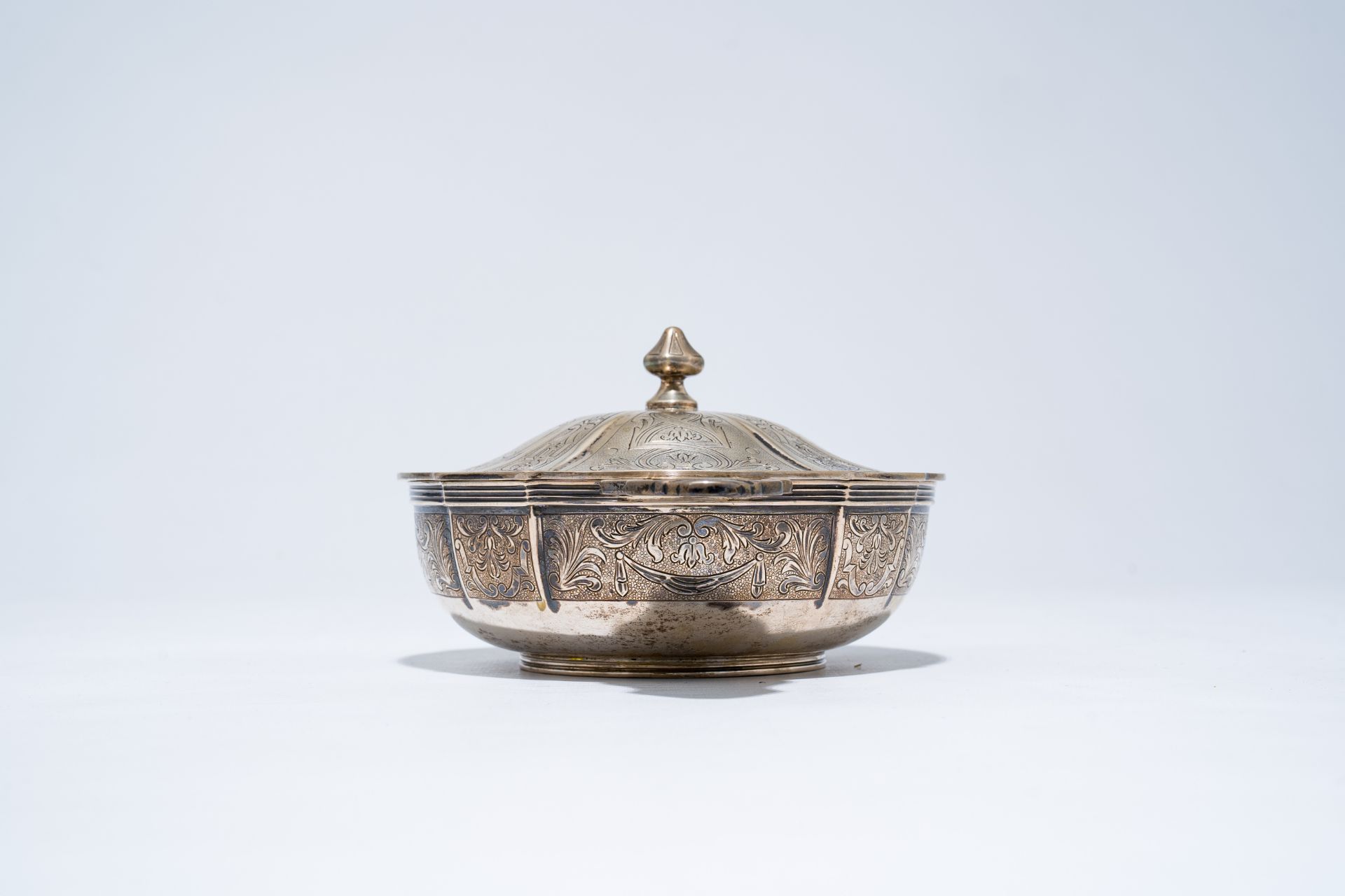A Belgian silver bowl and cover with floral design, maker's mark Wolfers, 800/000, 20th C. - Image 6 of 9