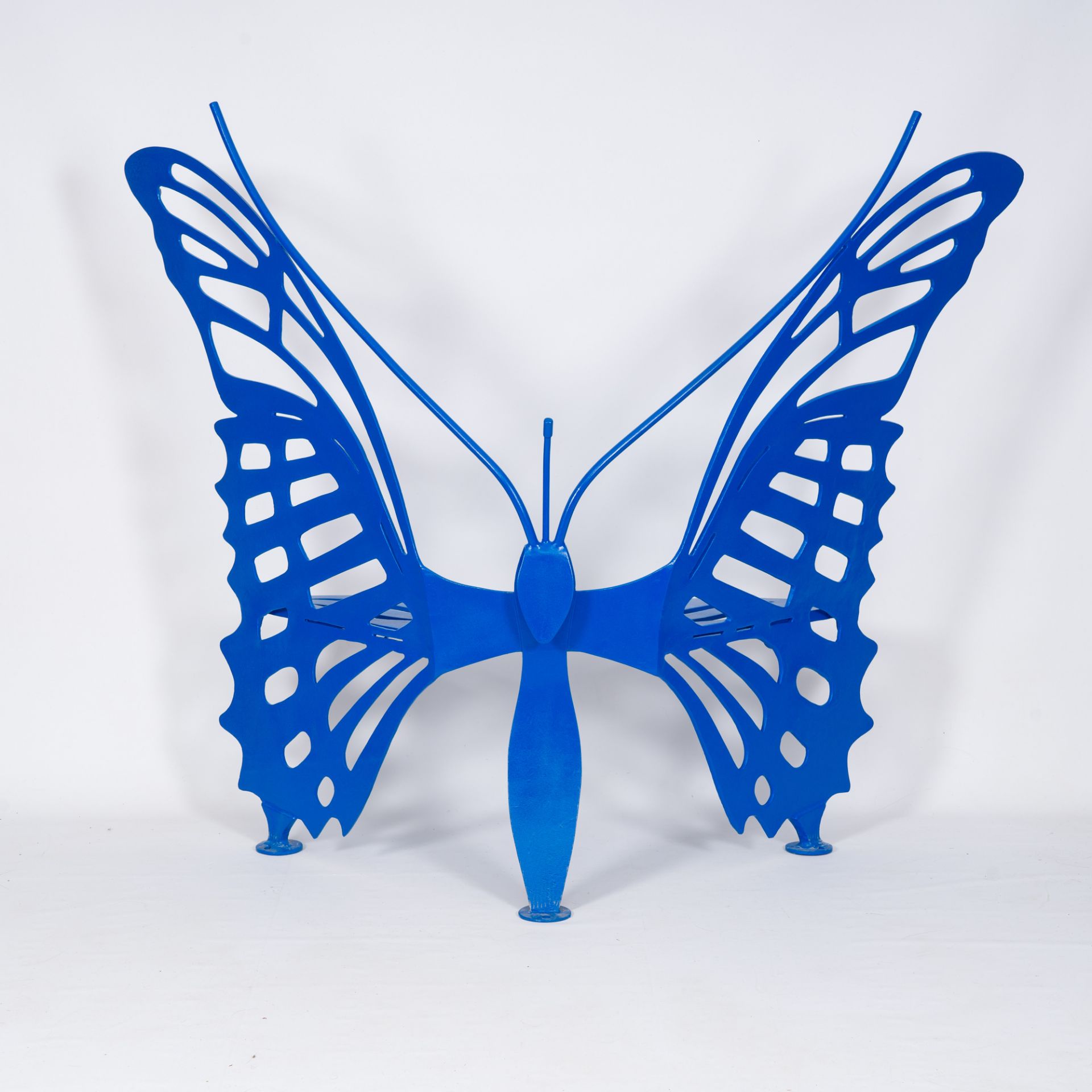 Olivier De Schrijver (1958): A monochrome blue wrought iron butterfly-shaped garden bench with orang - Image 8 of 14