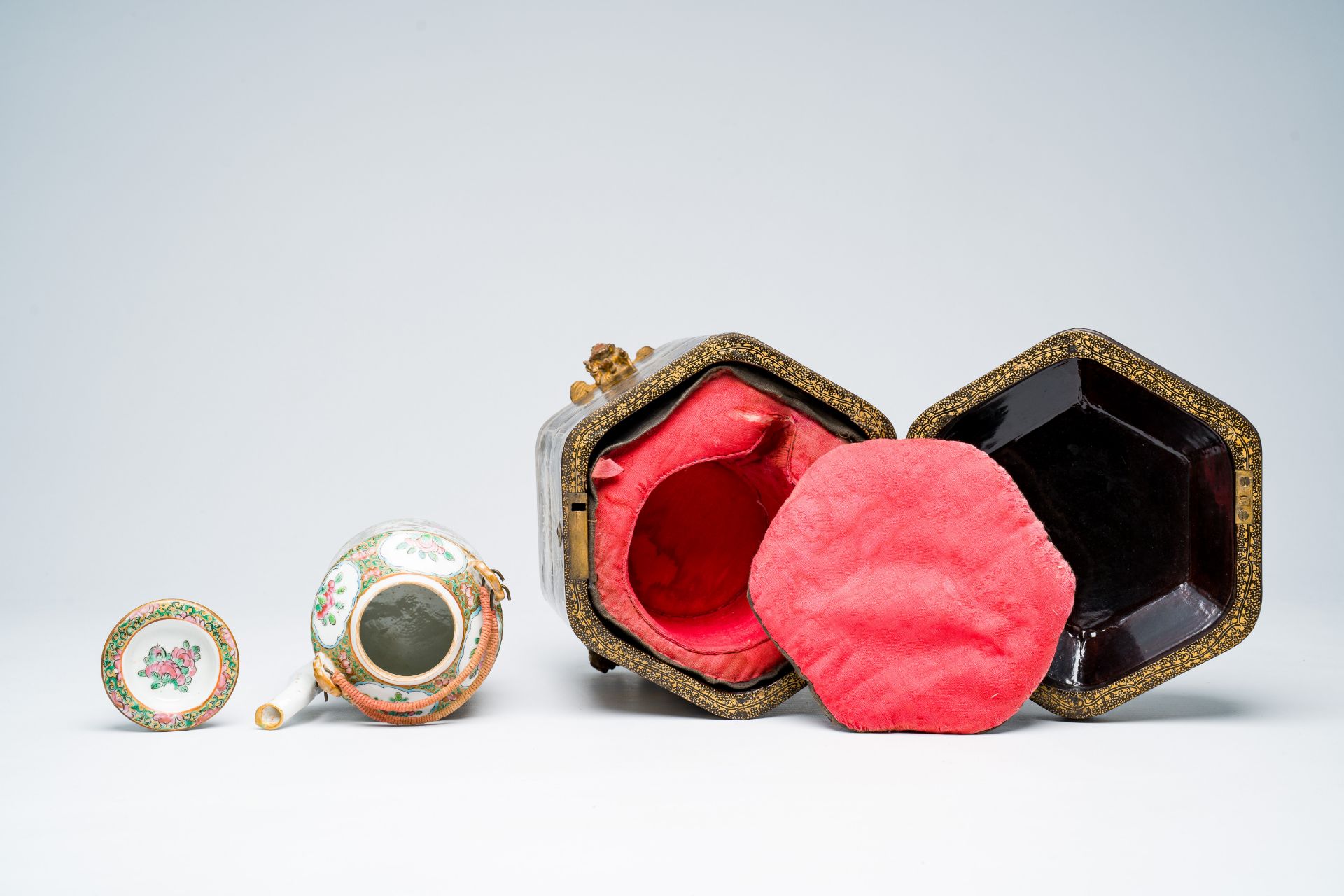 A Chinese hexagonal export Canton black- and gold-lacquer tea box with a matching famille rose teapo - Image 7 of 9