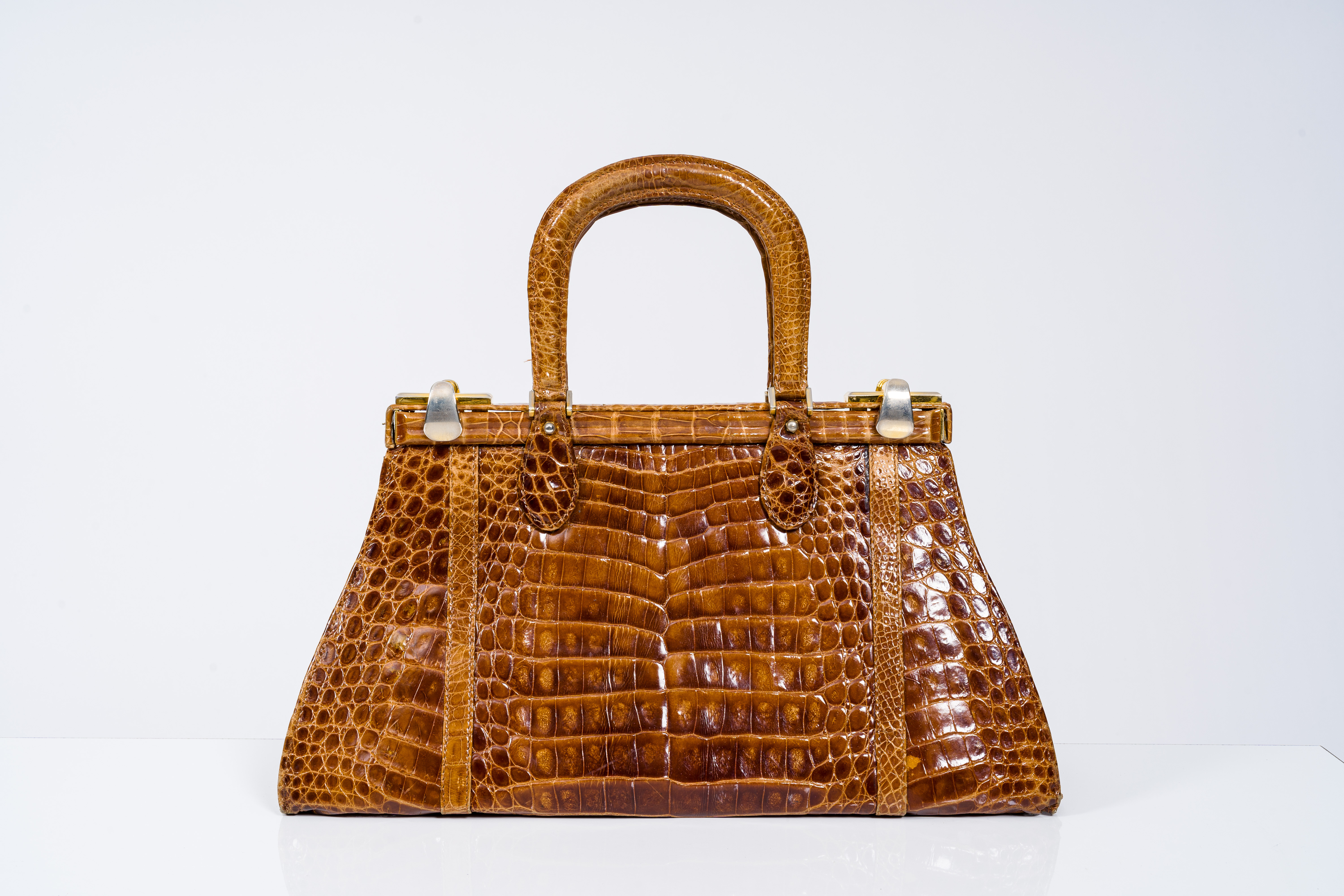 A brown leather crocodile handbag, 20th C. - Image 4 of 9
