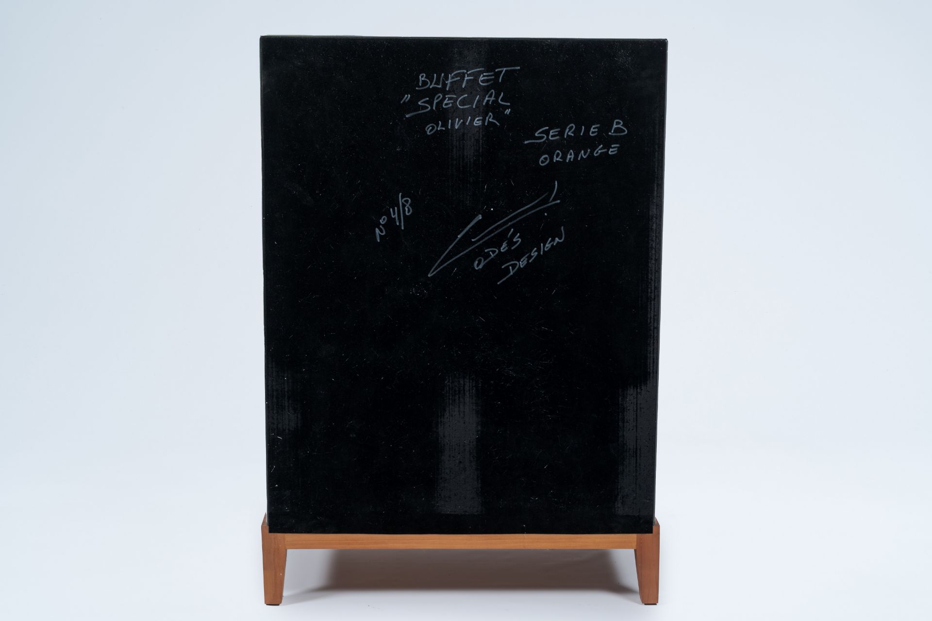 Olivier De Schrijver (1958): A 'Special Olivier' two-door cabinet with antique glass and lined with - Image 5 of 7