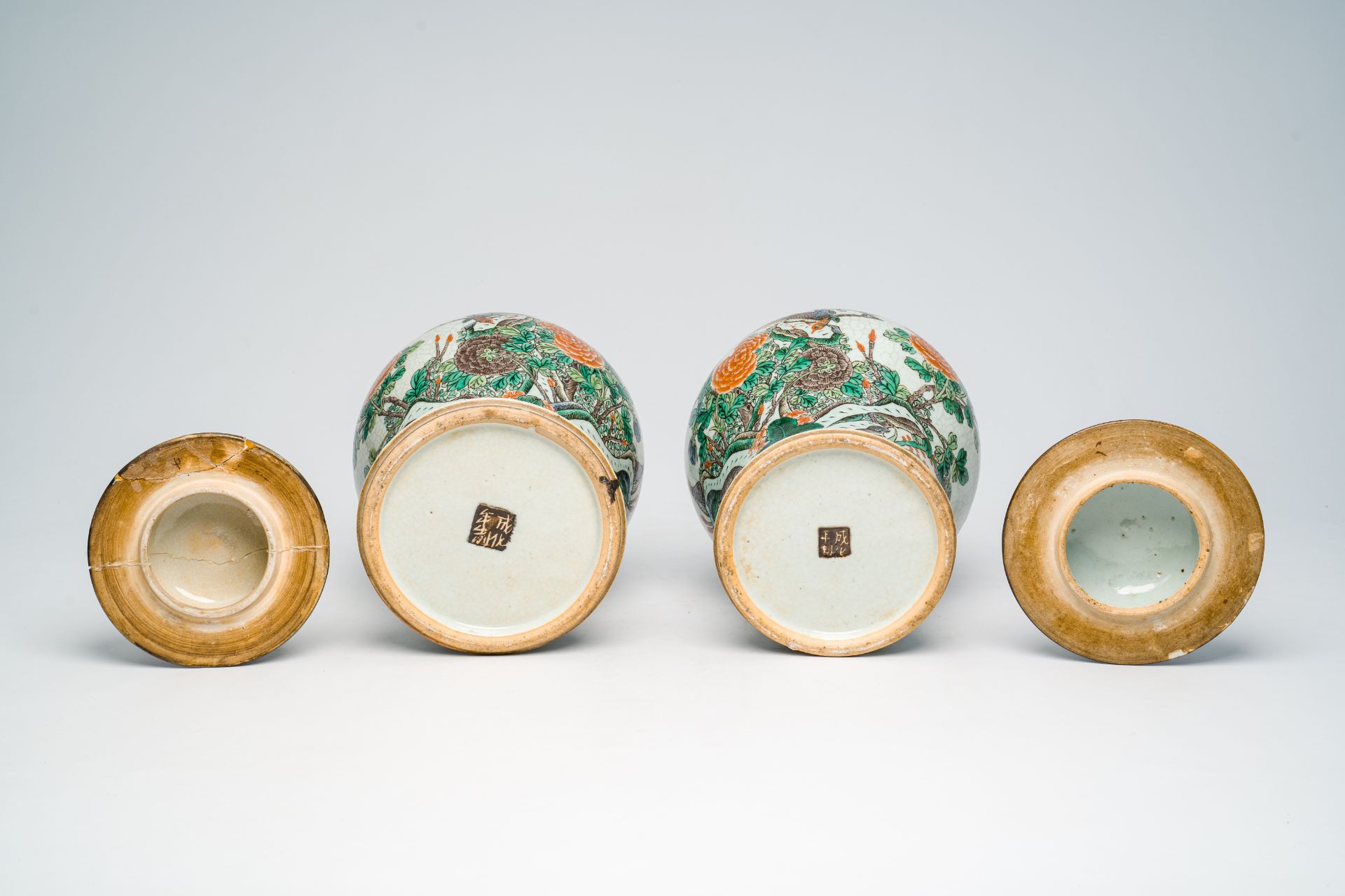 A pair of Chinese Nanking crackle glazed famille verte vases and covers with pheasants among blossom - Bild 6 aus 6