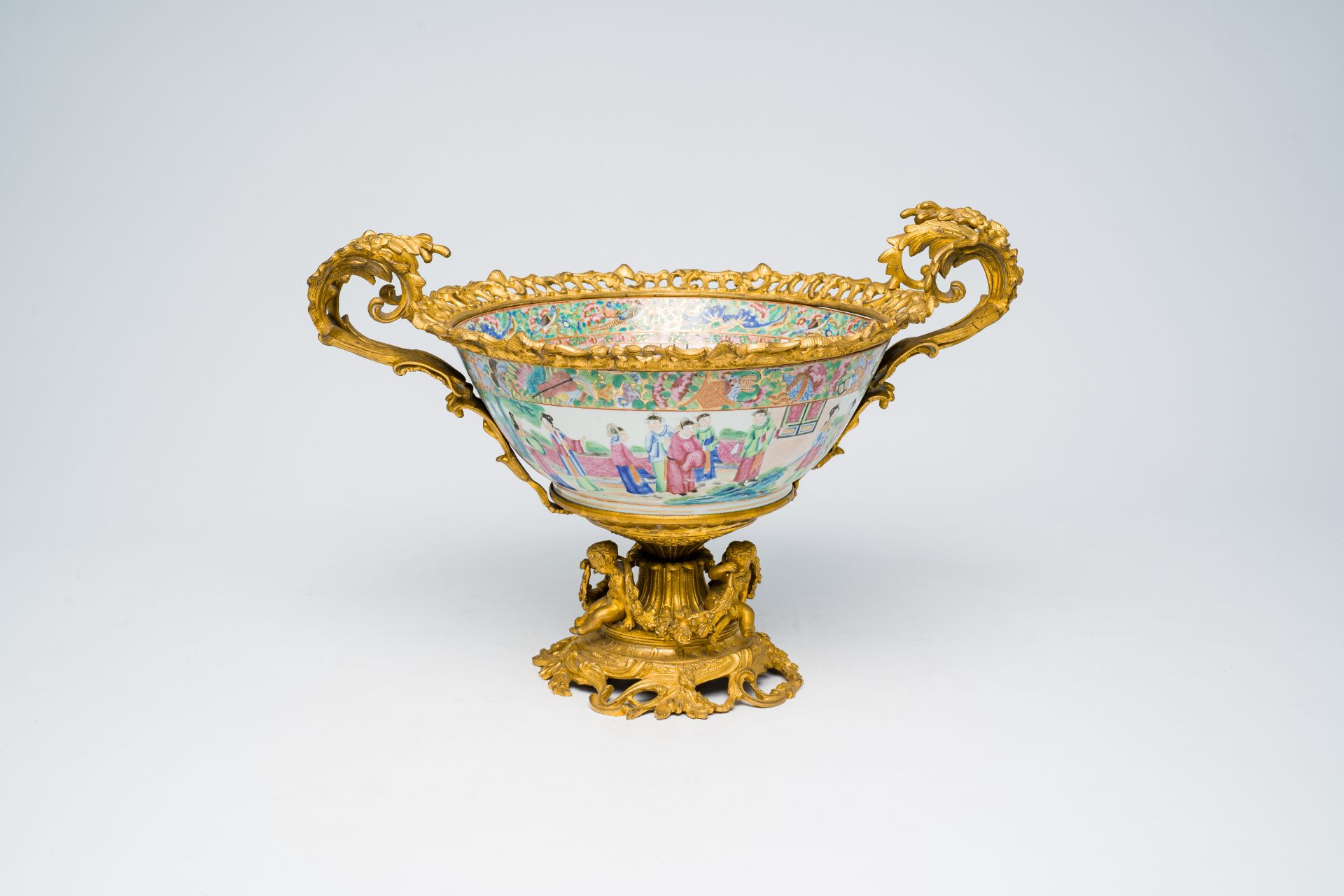 A Chinese gilt bronze mounted Canton famille rose bowl with a palace scene all around. 19th C. - Image 2 of 8