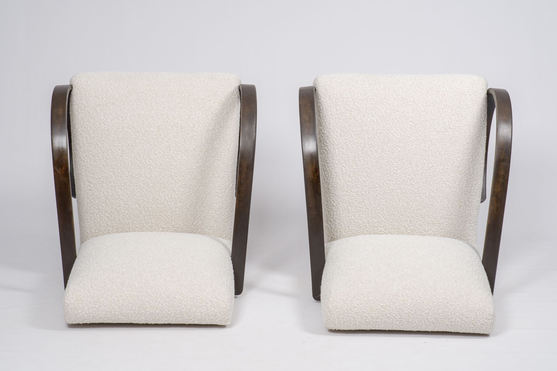 Jindrich Halabala (1903-1978): A pair of wood armchairs with fabric upholstery, third quarter 20th C - Image 7 of 7