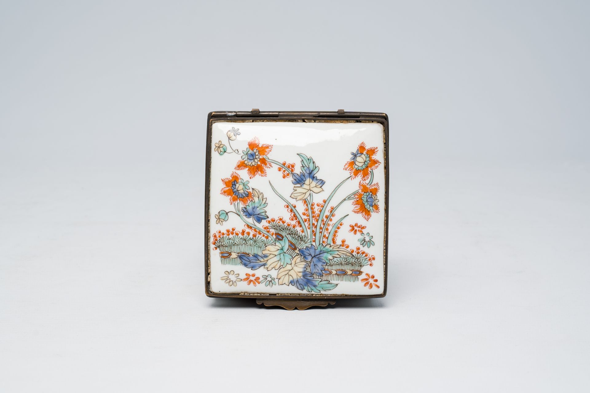 A French Samson Chantilly style box and cover with Kakiemon style floral design, Paris, 19th C. - Image 3 of 8