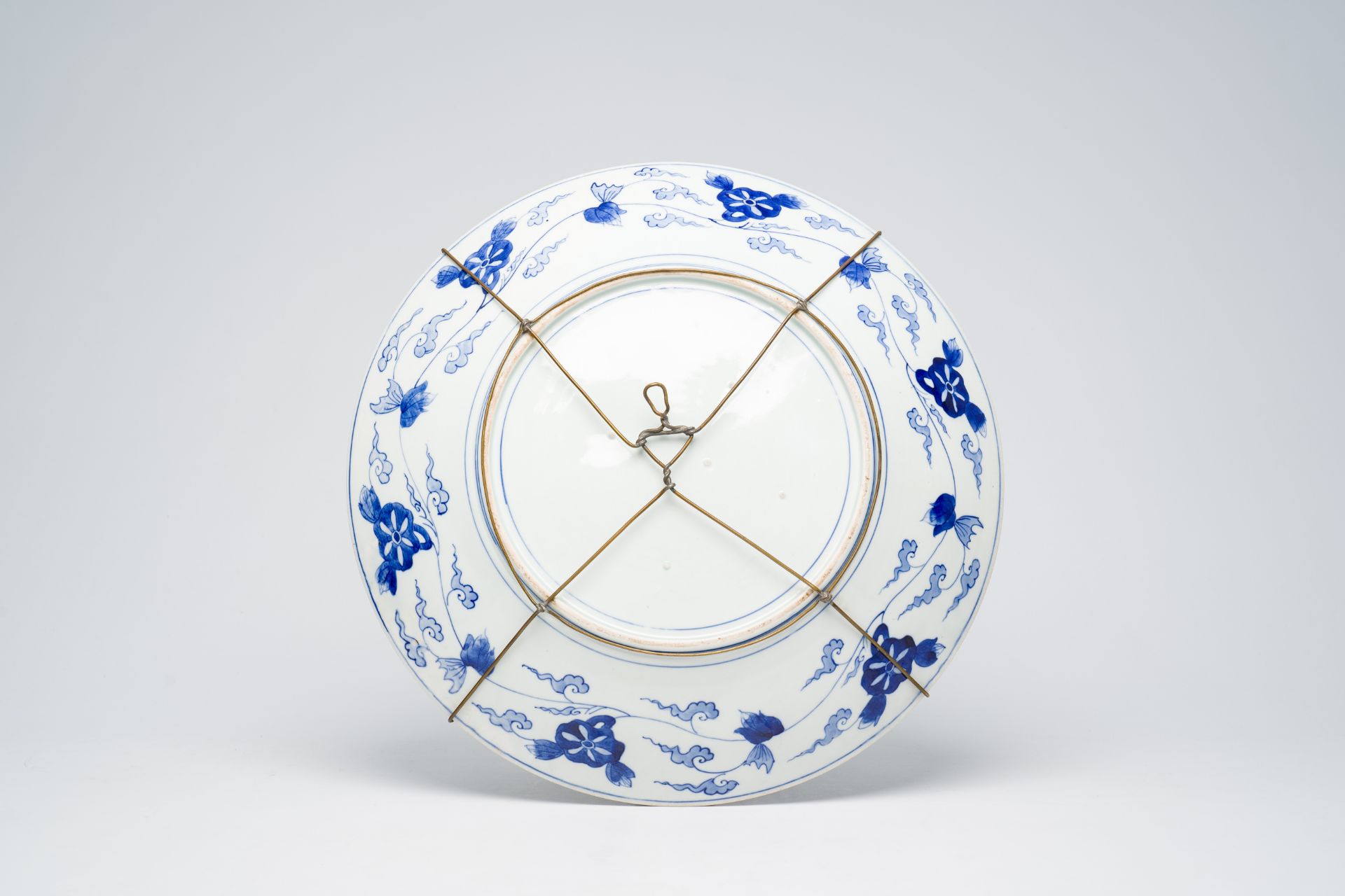 A Japanese Imari dish with figures in a landscape, Meiji, 19th C. - Image 2 of 2