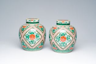 A pair of Chinese famille verte jars and covers with floral design, 19th C.