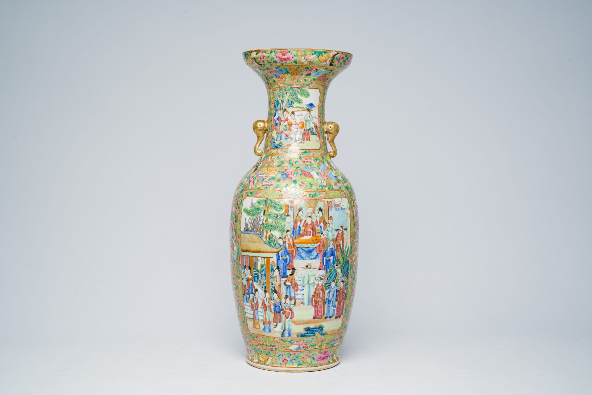 A Chinese Canton famille rose vase with palace scenes, antiquities and floral design, 19th C. - Bild 3 aus 6