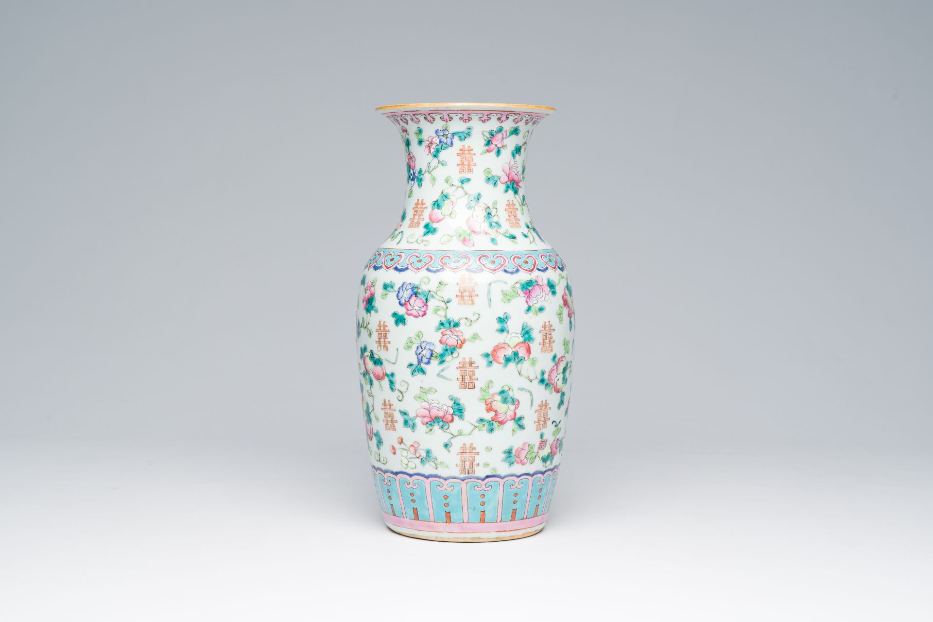 A Chinese famille rose vase with floral design, 19th C. - Image 3 of 6