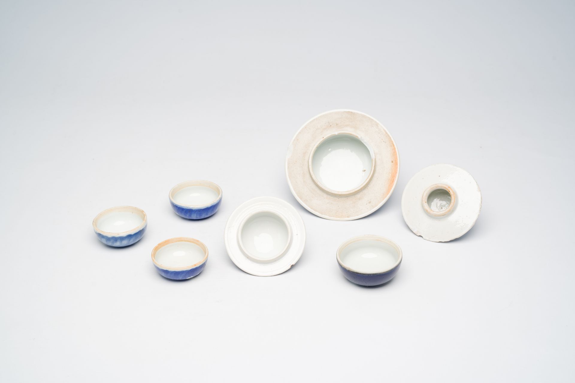 A varied collection of Chinese blue and white prunus on cracked ice ground porcelain, 19th/20th C. - Bild 15 aus 15