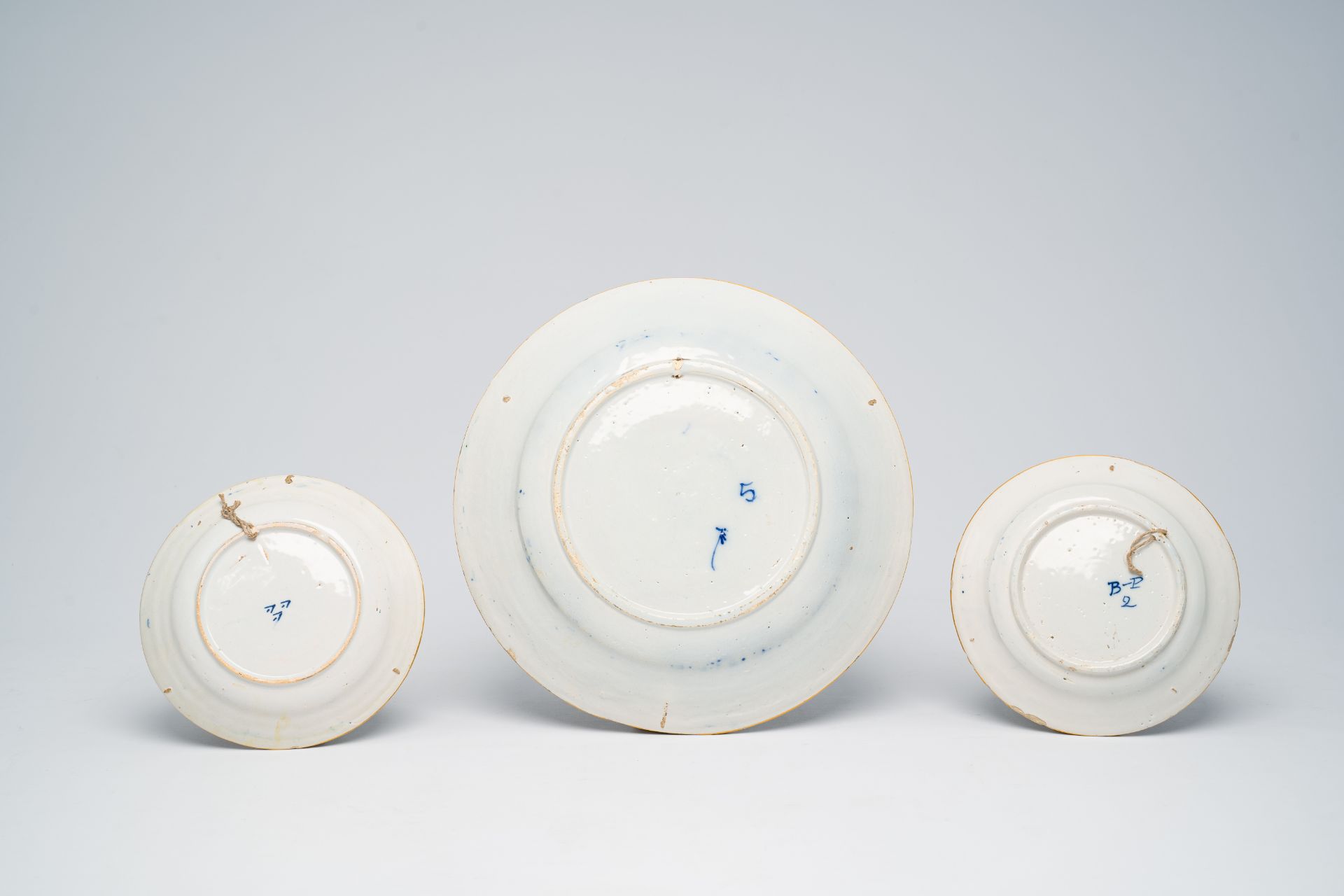 Four Dutch Delft blue and white 'peacock tail' plates and dishes and a tobacco jar, 18th C. - Image 12 of 12
