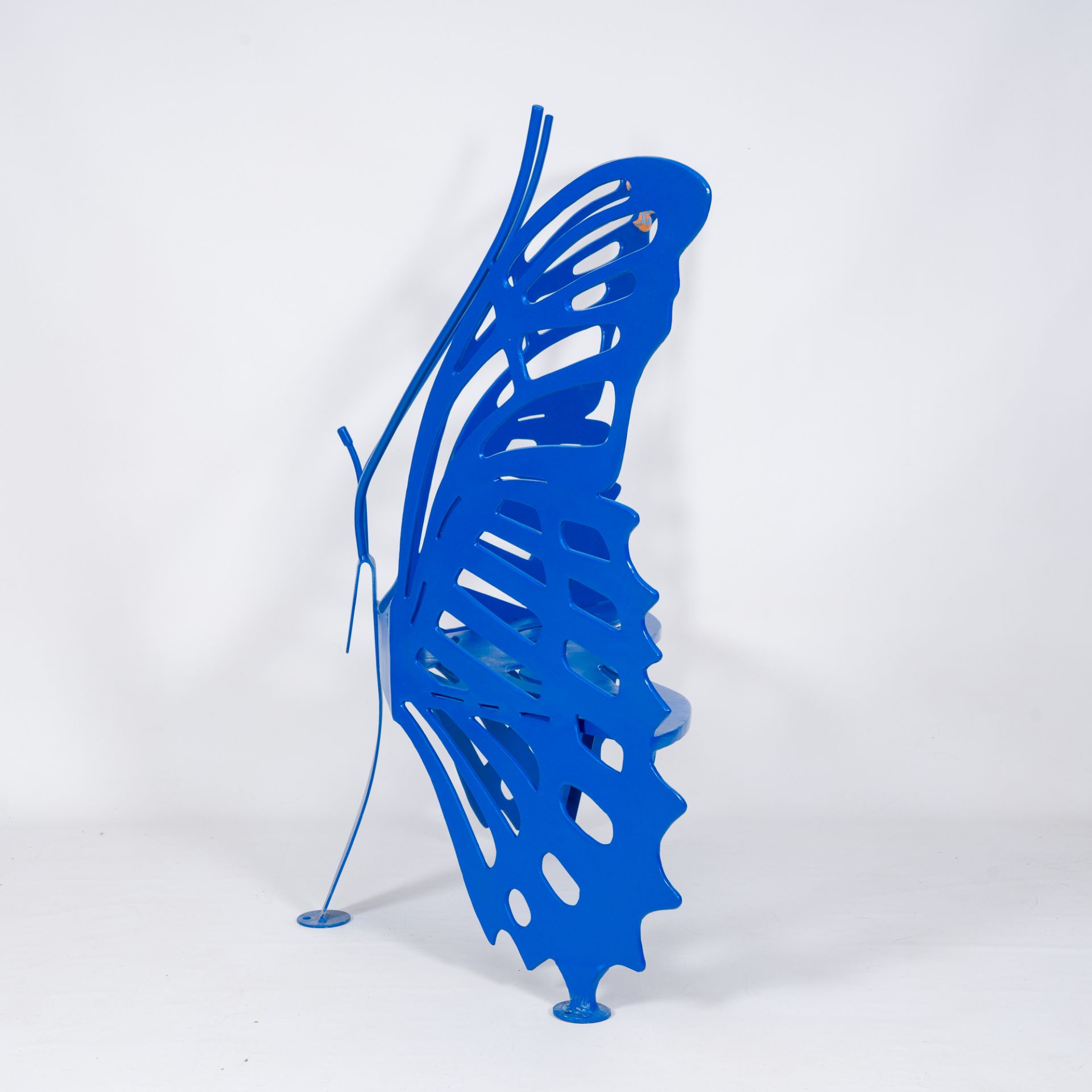 Olivier De Schrijver (1958): A monochrome blue wrought iron butterfly-shaped garden bench with orang - Image 6 of 14